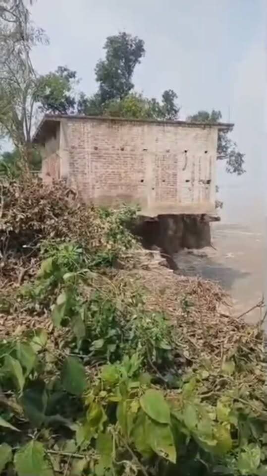 नदी में समाया मकान
#लखीमपुर #LakhimpurKheri