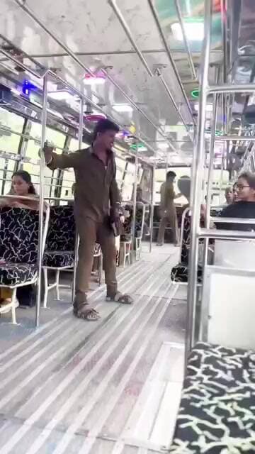 முன்னாடி பேனட் வரை ஆள உக்கார வகொஞ்ச நஞ்ச ஆட்டமா போட்டானுங்க