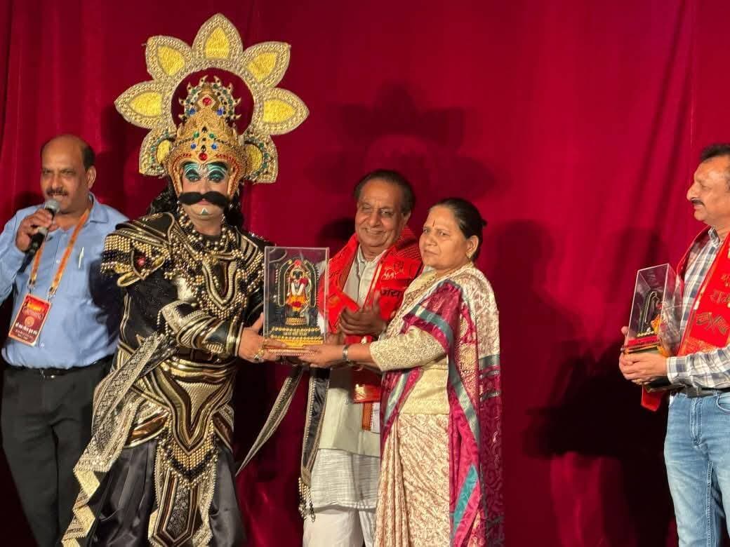रामलीला के प्रथम दिवस का भव्य शुभारंभ, मेयर शाम लाल बंसल रहे मुख्य अतिथि
श्री रामलीला युवा मंच, पंचकूला द्वारा आयोजित भव्य रामलीला के प्रथम दिवस का शुभारंभ किया गया। कार्यक्रम में नगर निगम पंचकूला के मेयर **शाम लाल बंसल** मुख्य अतिथि के रूप में शामिल हुए।
इस अवसर पर मेयर शाम लाल बंसल ने कहा कि भगवान श्रीराम के जीवन, आदर्शों और मर्यादा पर आधारित रामलीला केवल धार्मिक आयोजन नहीं, बल्कि भारतीय संस्कृति और संस्कारों को नई पीढ़ी तक पहुंचाने का महत्वपूर्ण माध्यम है। रामलीला के मंचन के जरिए सत्य, धर्म, कर्तव्य और मर्यादा का संदेश समाज तक पहुंचता है।
उन्होंने रामलीला युवा मंच द्वारा किए जा रहे आयोजन की सराहना करते हुए कलाकारों और आयोजन समिति की मेहनत एवं समर्पण को प्रशंसनीय बताया। उन्होंने कहा कि पंचकूला में इस तरह के सांस्कृतिक आयोजनों से हमारी समृद्ध परंपराओं को संजोने और आने वाली पीढ़ियों को अपनी संस्कृति से जोड़ने का अवसर मिलता है।
इस अवसर पर श्रीमती बंतो कटारिया सहित रामलीला युवा मंच के पदाधिकारी, कलाकार, कार्यकर्ता एवं गणमान्य नागरिक उपस्थित रहे।
पंचकूला की हर बड़ी खबर के लिए Follow करें।
#panchkulanews #panchkula #panchkulasocialmedia