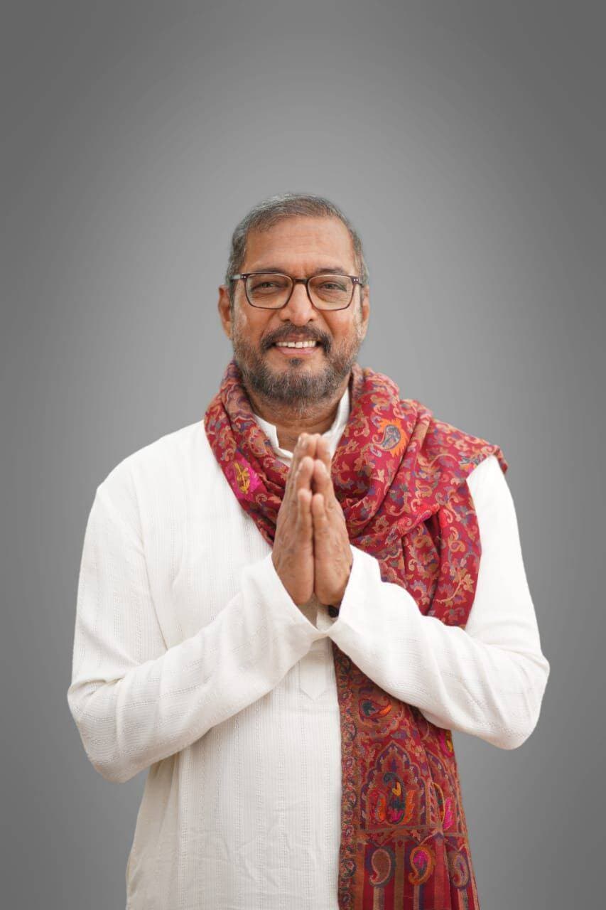 दिग्गज अभिनेता नाना पाटेकर का निधन, 45 मिनट तक चला CPR फिर भी नहीं बची जान
बॉलीवुड और मराठी सिनेमा के दिग्गज अभिनेता नाना पाटेकर का 75 साल की उम्र में निधन हो गया है। गुरुवार सुबह गोवा स्थित उनके घर पर उन्हें गंभीर कार्डियक अरेस्ट आया। उन्हें तुरंत अस्पताल ले जाया गया, जहां डॉक्टरों ने करीब 45 मिनट तक लगातार CPR देकर उन्हें बचाने की कोशिश की, लेकिन उन्हें पुनर्जीवित नहीं किया जा सका। अस्पताल के मुताबिक, सुबह करीब 5:20 बजे उन्हें मृत घोषित कर दिया गया।
विश्वनाथ पाटेकर, जिन्हें पूरी दुनिया नाना पाटेकर के नाम से जानती थी, भारतीय सिनेमा के सबसे दमदार और प्रभावशाली अभिनेताओं में गिने जाते थे। उनका जन्म 1 जनवरी 1951 को महाराष्ट्र के रायगढ़ जिले के मुरुड-जंजीरा में हुआ था।
नाना पाटेकर सिर्फ अभिनेता ही नहीं थे, बल्कि फिल्म निर्माता, निर्देशक और लेखक के तौर पर भी उन्होंने अपनी पहचान बनाई।
1978 में शुरू हुआ फिल्मी सफर
नाना पाटेकर ने 1978 में आई फिल्म ‘गमन’ से हिंदी सिनेमा में कदम रखा। शुरुआती दौर में उन्होंने हिंदी और मराठी फिल्मों में काम किया।
इसके बाद ‘सलाम बॉम्बे!’ और खास तौर पर ‘परिंदा’ ने उन्हें एक अलग पहचान दिलाई। ‘परिंदा’ में उनके दमदार अभिनय के लिए उन्हें राष्ट्रीय फिल्म पुरस्कार और फिल्मफेयर पुरस्कार से सम्मानित किया गया।
इन फिल्मों ने बनाया सुपरस्टार
नाना पाटेकर ने अपने लंबे करियर में एक से बढ़कर एक यादगार किरदार निभाए। ‘अंकुश’, ‘प्रतिघात’, ‘प्रहार’, ‘तिरंगा’, ‘क्रांतिवीर’, ‘अग्निसाक्षी’, ‘खामोशी: द म्यूजिकल’, ‘अब तक छप्पन’, ‘अपहरण’, ‘राजनीति’, ‘वेलकम’ और ‘वेलकम बैक’ जैसी फिल्मों में उनके अभिनय को खूब सराहा गया।
गंभीर और दमदार किरदारों के साथ उन्होंने कॉमेडी और व्यावसायिक फिल्मों में भी अपनी अलग छाप छोड़ी। ‘वेलकम’ का उनका किरदार दर्शकों के बीच खास तौर पर बेहद लोकप्रिय हुआ।
तीन बार मिला राष्ट्रीय फिल्म पुरस्कार
1994 में आई ‘क्रांतिवीर’ नाना पाटेकर के करियर की सबसे महत्वपूर्ण फिल्मों में से एक रही। इस फिल्म में उनके अभिनय के लिए उन्हें राष्ट्रीय फिल्म पुरस्कार मिला।
उन्हें अपने करियर में कुल तीन राष्ट्रीय फिल्म पुरस्कार मिले। इसके अलावा उन्हें कई फिल्मफेयर पुरस्कारों से भी सम्मानित किया गया। वर्ष 2013 में भारत सरकार ने उन्हें पद्मश्री से सम्मानित किया।
अभिनेता के साथ निर्देशक भी थे
नाना पाटेकर ने निर्देशन में भी हाथ आजमाया। उन्होंने ‘प्रहार: द फाइनल अटैक’ का निर्देशन किया। मराठी सिनेमा में भी उन्होंने अपनी मजबूत पहचान बनाई और ‘नटसम्राट’ जैसी फिल्मों में उनके अभिनय को बेहद सराहा गया।
अपने करियर के अंतिम वर्षों तक भी वह फिल्मों में सक्रिय रहे। वह ‘हाउसफुल 5’, ‘ओ रोमियो’ और ‘सूबेदार’ जैसी फिल्मों से जुड़े रहे।
सेना से भी रहा खास जुड़ाव
फिल्मों के अलावा नाना पाटेकर का भारतीय प्रादेशिक सेना से भी जुड़ाव रहा। मीडिया रिपोर्टों के मुताबिक, उन्हें 1990 में भारतीय प्रादेशिक सेना में मानद कप्तान नियुक्त किया गया था। कारगिल युद्ध के दौरान भी उन्होंने सेना के साथ सेवाएं दी थीं।
नाना पाटेकर का जाना भारतीय सिनेमा के लिए एक बड़ी क्षति है। दमदार आवाज, तीखे संवाद और हर किरदार में जान डाल देने वाली उनकी अदाकारी ने उन्हें ऐसी पहचान दी, जिसे दर्शक लंबे समय तक याद रखेंगे।