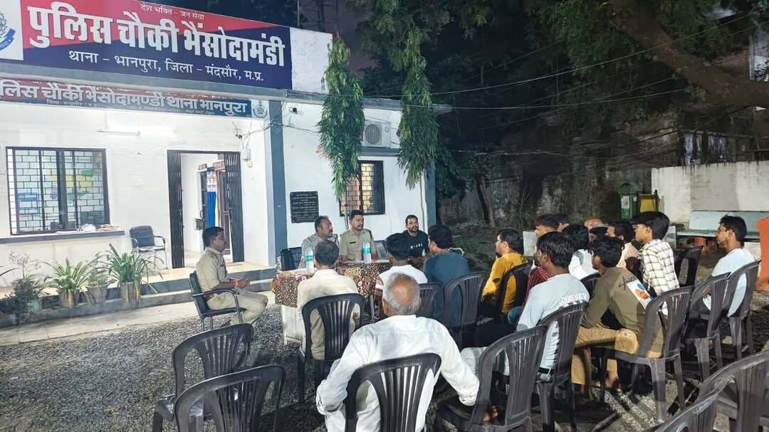 मंदसौर जिले के भानपुरा थाना क्षेत्र की भैंसोंदामंडी पुलिस चौकी पर आगामी त्योहारों के मध्य नजर थाना प्रभारी एवं चौकी प्रभारी के नेतृत्व में हुई शांति समिति की बैठक