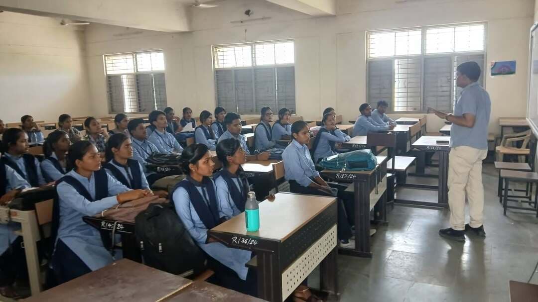 राज्य निर्वाचन आयोग के निर्देशानुसार मतदाता सूची में नाम जोड़ने हेतु हटा, पथरिया, जबेरा एवं तेंदूखेड़ा के महाविद्यालयों में किया विशेष कैम्प का आयोजन