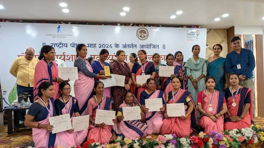 पोषण कार्यशाला एवं व्यंजन प्रदर्शन के माध्यम से कुपोषण के खिलाफ सामूहिक पहल
===
महिला एवं बाल विकास विभाग एवं अंतरा फाउंडेशन के संयुक्त तत्वावधान में पोषण माह के तहत ‘पोषण कार्यशाला एवं व्यंजन प्रदर्शन कार्यक्रम’ का सफल एवं प्रभावी आयोजन किया गया। यह कार्यक्रम केवल एक आयोजन तक सीमित न रहकर कुपोषण के खिलाफ एक मजबूत सामूहिक पहल के रूप में सामने आया। इसका उद्देश्य समुदाय में पोषण के प्रति जागरूकता बढ़ाना तथा स्वस्थ खान-पान की आदतों को बढ़ावा देना था।
कार्यक्रम का शुभारंभ मुख्य अतिथि जिला पंचायत अध्यक्ष रंजीता गौरव पटेल, जिला पंचायत उपाध्यक्ष मंजू धर्मेन्द्र कटारे, जनपद अध्यक्ष प्रीति कमल ठाकुर एवं विशिष्ट अतिथियों डिप्टी कलेक्टर रचना प्रजापति द्वारा संयुक्त रूप से दीप प्रज्वलित कर किया गया। दीप प्रज्वलन के साथ ही कार्यक्रम का शुभारंभ सकारात्मक ऊर्जा एवं सामूहिक संकल्प के साथ हुआ।
जिला पंचायत अध्यक्ष रंजीता पटेल ने कहा जिले की विभिन्न परियोजनाओं से आई आंगनवाड़ी कार्यकर्ता बहनें स्थानीय स्तर पर उपलब्ध अनाज, दालें, हरी सब्जियाँ, मौसमी फल तथा टेक-होम राशन (टीएचआर/आंगनवाड़ी पोषाहार) का उपयोग कर तैयार की गई पौष्टिक रेसिपियों का प्रदर्शन कर रही हैं। उन्होंने कहा कि यह केवल एक प्रतियोगिता नहीं, बल्कि एक-दूसरे से सीखने और अनुभव साझा करने का अवसर भी है। उन्होंने महिला एवं बाल विकास विभाग तथा अंतरा फाउंडेशन की टीम को इस पहल के लिए शुभकामनाएँ दीं।
कार्यक्रम का मुख्य आकर्षण “20 मिनट की कोशिश, पौष्टिक हो हर डिश” गतिविधि रही। इसमें सभी परियोजनाओं को सीमित समय में सर्वोत्तम एवं पौष्टिक व्यंजन तैयार करने की चुनौती दी गई। इस गतिविधि ने न केवल प्रतिभागियों की रचनात्मकता और कौशल को उजागर किया, बल्कि यह भी प्रदर्शित किया कि सीमित संसाधनों में भी स्वादिष्ट, पौष्टिक एवं संतुलित भोजन तैयार किया जा सकता है।
कार्यक्रम की अगली कड़ी में अतिथियों द्वारा सभी स्टॉलों का अवलोकन किया गया। आंगनवाड़ी कार्यकर्ताओं द्वारा किए गए प्रयासों की सराहना करते हुए अतिथियों ने उनके कार्य को जमीनी स्तर पर सकारात्मक परिवर्तन लाने वाला बताया। इस दौरान मोरिंगा के पराठे, महुआ के लड्डू, पौष्टिक चाट, मूंग दाल के चीले व अप्पे, सहजन की कचौड़ी एवं रायता, सोयाबीन के अप्पे, बेसन की पूरी एवं सहजन के पकौड़े, बफौरी तथा टीएचआर से तैयार किए गए केक एवं इडली जैसे व्यंजन विशेष आकर्षण का केंद्र रहे। इन व्यंजनों को स्थानीय स्तर पर उपलब्ध खाद्य सामग्री एवं टीएचआर का उपयोग करके तैयार किया गया था।
जिला पंचायत उपाध्यक्ष मंजू कटारे ने कहा गर्भावस्था के दौरान प्रत्येक महिला को अपने स्वास्थ्य एवं पोषण का विशेष ध्यान रखना चाहिए। संतुलित एवं पौष्टिक आहार के माध्यम से वह स्वयं और अपने बच्चे को बेहतर स्वास्थ्य प्रदान कर सकती है।
जनपद अध्यक्ष प्रीति ठाकुर ने कहा स्थानीय अनाज, दालें, हरी सब्जियाँ, मौसमी फल और टेक-होम राशन (टीएचआर) के सही उपयोग से गर्भवती महिलाओं, धात्री माताओं, किशोरियों तथा बच्चों को पौष्टिक एवं संतुलित भोजन उपलब्ध कराया जा सकता है। बेहतर पोषण महँगे खाद्य पदार्थों पर निर्भर नहीं है, बल्कि सही जानकारी और उपलब्ध संसाधनों के समझदारीपूर्ण उपयोग से भी सुनिश्चित किया जा सकता है।
डिप्टी कलेक्टर रचना प्रजापति ने कहा “अंतरा फाउंडेशन समुदाय एवं जमीनी कार्यकर्ताओं, दोनों के साथ मिलकर कार्य कर रहा है। इस प्रकार के कार्यक्रमों से यह सीखने को मिलता है कि उपलब्ध संसाधनों का बेहतर उपयोग करके प्रभावी परिणाम कैसे प्राप्त किए जा सकते हैं।”
प्रतियोगिता में प्रथम स्थान दमोह ग्रामीण परियोजना, द्वितीय स्थान जबेरा परियोजना तथा तृतीय स्थान पथरिया परियोजना ने प्राप्त किया।