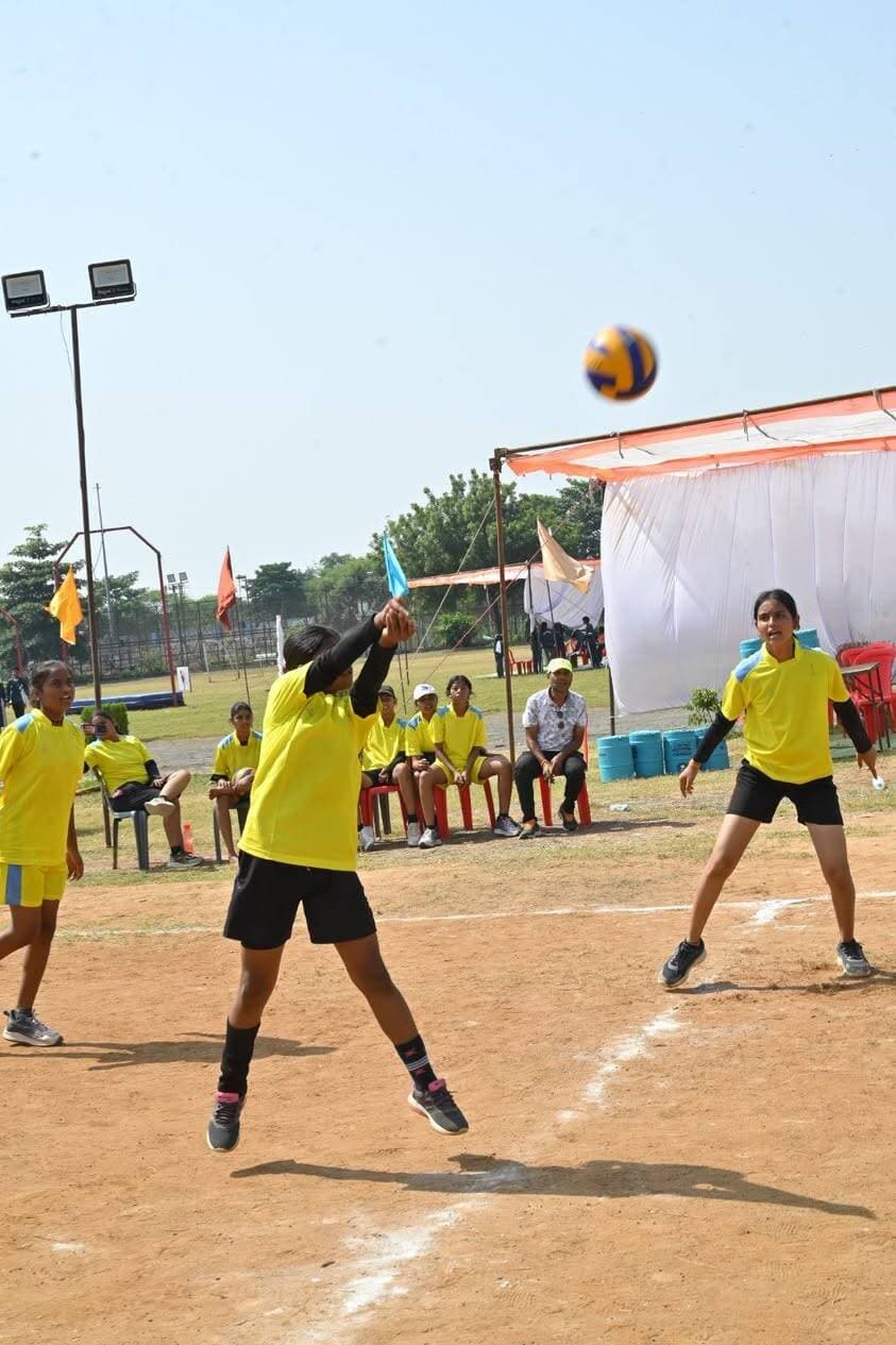 70वीं राज्य स्तरीय शालेय प्रतियोगिता में वॉलीबॉल और मलखंभ के रोमांचक मुकाबले जारी
..
खिलाड़ियों ने उत्कृष्ट खेल कौशल का किया प्रदर्शन, विभिन्न वर्गों में विजेता खिलाड़ियों का राष्ट्रीय प्रतियोगिता के लिए चयन
..
स्थानीय जिला खेल परिसर में स्कूल शिक्षा विभाग के तत्वावधान में आयोजित 70वीं राज्य स्तरीय शालेय मलखंभ एवं वॉलीबॉल प्रतियोगिता में प्रदेश के विभिन्न संभागों से आए खिलाड़ियों के बीच रोमांचक मुकाबले जारी हैं। प्रतियोगिता में खिलाड़ियों ने शानदार खेल कौशल, अनुशासन और टीम भावना का प्रदर्शन करते हुए दर्शकों को रोमांचित किया। वॉलीबॉल के मुकाबलों में कई मैचों का फैसला अंतिम सेट तक हुआ, वहीं मलखंभ स्पर्धा में खिलाड़ियों ने कठिन एवं आकर्षक कलाबाजियों का प्रदर्शन कर सभी का ध्यान आकर्षित किया।
प्रतियोगिता के दौरान क्षेत्रीय विधायक श्री मुकेश टंडन ने जिला खेल परिसर पहुंचकर खिलाड़ियों से आत्मीय संवाद किया। उन्होंने खिलाड़ियों से उनकी तैयारियों, सुविधाओं और प्रतियोगिता के अनुभवों की जानकारी ली। साथ ही खिलाड़ियों के लिए की गई भोजन व्यवस्था का भी जायजा लिया। जनप्रतिनिधियों की उपस्थिति और आयोजन की व्यवस्थाओं की निरंतर निगरानी से खिलाड़ियों का उत्साह और बढ़ा।
वॉलीबॉल बालिका वर्ग में रोमांचक मुकाबले -
बालिका वर्ग के मुकाबलों में जनजातीय कार्य विभाग ने शहडोल को 2-0 से पराजित किया। नर्मदापुरम ने ग्वालियर को 2-0, रीवा ने उज्जैन को 2-0, इंदौर ने सागर को 2-0 तथा जबलपुर ने जनजातीय कार्य विभाग को 2-0 से हराया। देर रात खेले गए मुकाबले में नर्मदापुरम ने भोपाल को 2-0 से शिकस्त दी। गुरुवार सुबह हुए मुकाबलों में ग्वालियर ने इंदौर को 2-1, उज्जैन ने जनजातीय कार्य विभाग को 2-1, भोपाल ने सागर को 2-0 तथा रीवा ने शहडोल को 2-0 से पराजित किया।
बालक वर्ग में भी अंतिम सेट तक चला संघर्ष -
बालक वर्ग के मुकाबलों में खिलाड़ियों ने जबरदस्त प्रतिस्पर्धा का प्रदर्शन किया। जनजातीय कार्य विभाग ने ग्वालियर को 2-1 से हराया। इंदौर ने शहडोल को 2-0, भोपाल ने सागर को 2-1, जबलपुर ने उज्जैन को 2-0, जनजातीय कार्य विभाग ने रीवा को 2-0 तथा इंदौर ने नर्मदापुरम को 2-0 से पराजित किया। रात्रि के अंतिम मुकाबले में ग्वालियर ने भोपाल को 2-1 से हराया। गुरुवार सुबह बालक वर्ग में उज्जैन ने शहडोल को 2-1, जनजातीय कार्य विभाग ने सागर को 2-1, जबलपुर ने नर्मदापुरम को 2-1 तथा रीवा ने ग्वालियर को 2-0 से पराजित किया।
मलखंभ में खिलाड़ियों ने दिखाया शानदार कौशल -
प्रतियोगिता के अंतर्गत आयोजित मलखंभ स्पर्धाओं में भी खिलाड़ियों ने उत्कृष्ट प्रदर्शन किया। अंडर-14 बालिका वर्ग टीम चैंपियनशिप में उज्जैन संभाग ने 25.00 अंक प्राप्त कर प्रथम स्थान हासिल किया। इंदौर संभाग द्वितीय तथा सागर संभाग तृतीय स्थान पर रहा। अंडर-14 बालिका व्यक्तिगत वर्ग में उज्जैन संभाग की तमन्ना यादव ने 8.40 अंक के साथ प्रथम, वीरा राठौर ने 8.35 अंक के साथ द्वितीय तथा भव्य मालवीय ने 8.25 अंक के साथ तृतीय स्थान प्राप्त किया। स्कूल नेशनल मलखंभ चैंपियनशिप के लिए तमन्ना यादव, वीरा राठौर, भव्य मालवीय (उज्जैन संभाग) तथा सुहानी खामरोला (इंदौर संभाग) का चयन किया गया है।
अंडर-14 बालक वर्ग टीम चैंपियनशिप में उज्जैन संभाग ने 23.70 अंक के साथ प्रथम, सागर संभाग ने द्वितीय तथा भोपाल संभाग ने तृतीय स्थान प्राप्त किया। व्यक्तिगत वर्ग में उज्जैन संभाग के हनी बीकुंदिया ने 8.15 अंक के साथ प्रथम, मनन आरौणिया ने 7.85 अंक के साथ द्वितीय तथा मोक्ष मोथा ने 7.70 अंक के साथ तृतीय स्थान हासिल किया। तीनों खिलाड़ियों का राष्ट्रीय प्रतियोगिता के लिए चयन हुआ है।
अंडर-17 वर्ग में भी खिलाड़ियों का शानदार प्रदर्शन -
अंडर-17 बालिका वर्ग टीम चैंपियनशिप में उज्जैन संभाग 24.70 अंक के साथ प्रथम, सागर संभाग द्वितीय तथा इंदौर संभाग तृतीय स्थान पर रहा। व्यक्तिगत स्पर्धा में उज्जैन संभाग की माही राठौर ने 8.45 अंक के साथ प्रथम, दिव्यांशी डोंगरे ने 8.15 अंक के साथ द्वितीय तथा इशिका सोलंकी ने 8.10 अंक के साथ तृतीय स्थान प्राप्त किया। राष्ट्रीय चैंपियनशिप के लिए माही राठौर, दिव्यांशी डोंगरे, इशिका सोलंकी और राधिका जैन का चयन हुआ है।
अंडर-17 बालक वर्ग टीम चैंपियनशिप में भोपाल संभाग ने 24.35 अंक प्राप्त कर प्रथम स्थान हासिल किया। उज्जैन संभाग द्वितीय तथा नर्मदापुरम संभाग तृतीय रहा। व्यक्तिगत स्पर्धा में भोपाल संभाग के युवराज राव गाडगे ने 8.25 अंक के साथ प्रथम, अर्णव शर्मा ने 8.10 अंक के साथ द्वितीय तथा उज्जैन संभाग के रत्नेश माविया ने 8.05 अंक के साथ तृतीय स्थान प्राप्त किया। राष्ट्रीय चैंपियनशिप के लिए युवराज राव गाडगे, अर्णव शर्मा, मयंक सेन (भोपाल संभाग) तथा रत्नेश माविया (उज्जैन संभाग) का चयन किया गया है।
व्यवस्थाओं का भी लिया जायजा -
प्रतियोगिता के दौरान विधायक श्री मुकेश टंडन मैदान पर खिलाड़ियों के बीच मौजूद रहे और उन्होंने व्यवस्थाओं की जानकारी ली। उन्होंने खिलाड़ियों से संवाद कर उनकी आवश्यकताओं एवं समस्याओं के संबंध में जानकारी प्राप्त की। इसके साथ ही भोजनशाला पहुंचकर खिलाड़ियों को उपलब्ध कराए जा रहे भोजन की गुणवत्ता एवं व्यवस्था का निरीक्षण किया। इस अवसर पर जनप्रतिनिधियों सहित अन्य गणमान्य नागरिक, खेल अधिकारी, प्रशिक्षक, खिलाड़ी एवं खेल प्रेमी उपस्थित रहे। Jansampark Madhya Pradesh