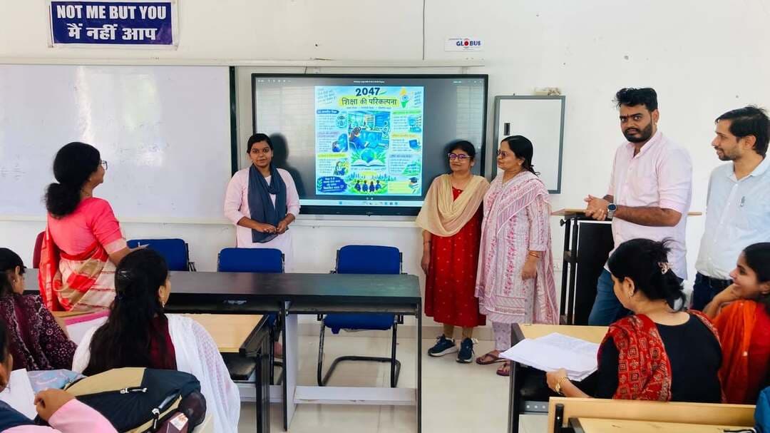 NEP 2020 एवं विकसित भारत @2047 पर डिजिटल पोस्टर एवं वाद-विवाद प्रतियोगिता आयोजित
..
राजमाता विजयाराजे सिंधिया शासकीय कन्या (अग्रणी) स्नातकोत्तर महाविद्यालय, विदिशा में राष्ट्रीय शिक्षा नीति (NEP) 2020 एवं विकसित भारत @2047 के अंतर्गत भारतीय शिक्षा समागम 2026 की थीम “NEP: शिक्षा से विकसित भारत” पर डिजिटल पोस्टर प्रतियोगिता एवं वाद-विवाद प्रतियोगिता का आयोजन किया गया। कार्यक्रम का उद्देश्य छात्राओं को राष्ट्रीय शिक्षा नीति, तकनीकी शिक्षा, डिजिटलाइजेशन एवं आर्टिफिशियल इंटेलिजेंस (AI) के प्रभावी उपयोग के प्रति जागरूक करना रहा।
कार्यक्रम का शुभारंभ महाविद्यालय के प्रा. डॉ. बी.डी. अहिरवार द्वारा किया गया। उन्होंने छात्राओं को संबोधित करते हुए कहा कि वर्ष 2047 तक भारत को विकसित राष्ट्र बनाने में शिक्षा की महत्वपूर्ण भूमिका है। वर्तमान समय में शिक्षा के क्षेत्र में डिजिटल तकनीक एवं आर्टिफिशियल इंटेलिजेंस का तेजी से विस्तार हो रहा है। ऐसे में विद्यार्थियों को इन तकनीकों का ज्ञान प्राप्त करने के साथ ही उनका उचित, रचनात्मक एवं जिम्मेदार उपयोग सुनिश्चित करना आवश्यक है। उन्होंने कहा कि राष्ट्रीय शिक्षा नीति 2020 विद्यार्थियों के सर्वांगीण विकास, कौशल आधारित शिक्षा, नवाचार, अनुसंधान तथा तकनीकी दक्षता को बढ़ावा देने की दिशा में महत्वपूर्ण पहल है। युवाओं की रचनात्मक सोच, तकनीकी क्षमता और नवाचार की भावना ही विकसित भारत के संकल्प को साकार करने में महत्वपूर्ण आधार बनेगी।
डिजिटल पोस्टर प्रतियोगिता में छात्राओं ने “2047 में शिक्षा की परिकल्पना” विषय पर अपनी कल्पनाशीलता एवं रचनात्मक सोच को डिजिटल पोस्टरों के माध्यम से प्रस्तुत किया। पोस्टरों में भविष्य की शिक्षा व्यवस्था, डिजिटल कक्षाओं, आधुनिक तकनीक, AI आधारित शिक्षण, कौशल विकास तथा शिक्षा के माध्यम से विकसित भारत की परिकल्पना को प्रभावी ढंग से प्रदर्शित किया गया। इसी क्रम में आयोजित वाद-विवाद प्रतियोगिता में छात्राओं ने शिक्षा में आर्टिफिशियल इंटेलिजेंस के प्रयोग विषय पर पक्ष एवं विपक्ष में अपने विचार प्रस्तुत किए। छात्राओं ने AI के माध्यम से शिक्षा में आने वाले संभावित बदलावों, इसके लाभ, चुनौतियों तथा इसके जिम्मेदार उपयोग से जुड़े विभिन्न पहलुओं पर अपने तर्क प्रस्तुत किए। प्रतियोगिता के माध्यम से छात्राओं में तार्किक चिंतन, अभिव्यक्ति कौशल एवं समसामयिक तकनीकी विषयों की समझ विकसित करने का अवसर मिला।
प्रतियोगिताओं के सफल संचालन में डॉ. सीमा चक्रवर्ती का महत्वपूर्ण योगदान रहा। आयोजन को सफल बनाने में डॉ. राजुला अल्बर्ट, श्री राम आशीष यादव, प्रो. ऋचा शर्मा, प्रो. नीतू दांगी, डॉ. ब्रिज किशोर गुप्ता, कु. अभिलाषा साहू, कु. अरुणा शर्मा, कु. सोनम साहू, श्री गजेंद्र राजपूत, डॉ. विजय चक्रवर्ती एवं डॉ. कौसर अमीन ने सक्रिय सहयोग प्रदान किया।
कार्यक्रम के माध्यम से छात्राओं को राष्ट्रीय शिक्षा नीति 2020, डिजिटल शिक्षा, आर्टिफिशियल इंटेलिजेंस तथा वर्ष 2047 के विकसित भारत के संकल्प से जोड़ने का सार्थक प्रयास किया गया। छात्राओं की उत्साहपूर्ण सहभागिता के साथ कार्यक्रम सफलतापूर्वक संपन्न हुआ। #vidisha