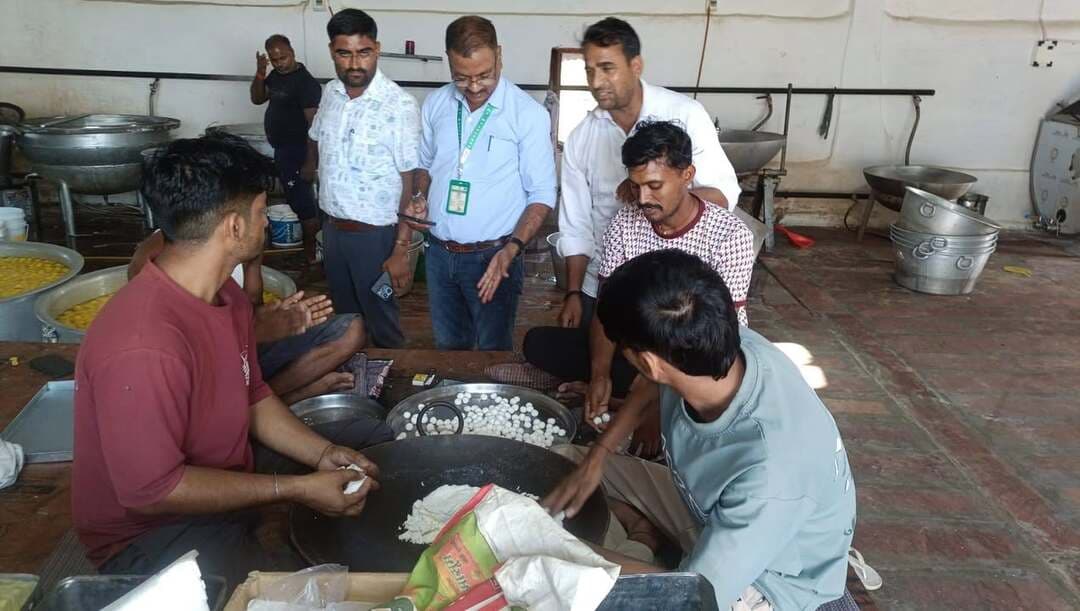 शुद्ध आहार मिलावट पर वार अभियान : दूषित खाद्य पदार्थ कराये नष्ट
बीकानेर, 08 अक्टूबर। प्रदेश में चलाये जा रहे शुद्ध आहार मिलावट पर वार अभियान के तहत गुरूवार को लूणकरणसर तहसील में नमूनीकरण एवं सीजर की कार्यवाही की गई। अभिहित अधिकारी एवं मुख्य चिकित्सा एवं स्वास्थ्य अधिकारी बीकानेर डॉ. पुखराज साध ने बताया कि जिले के खाद्य सुरक्षा अधिकारियों द्वारा 2 फर्मों पर निरीक्षण एवं नमूनीकरण की कार्यवाही की गई। ये कार्यवाही लूणकरणसर क्षेत्र में मैसर्स श्री मोती मिर्च मसाला उद्योग एवं मैसर्स नारायण मावा भंडार पर की गई।
उन्होंने बताया कि कार्यवाही के दौरान उपरोक्त फर्माे से धनिया मिर्च व हल्दी पाउडर रसगुल्ले तथा चीनी के कुल 5 नमूने लिये गये तथा कुल लगभग 10 क्विंटल किलोग्राम खाद्य सामग्री मिर्च पाउडर, रसगुल्ला तथा चीनी सीज की गई। इस दौरान दूषित एवं पुरानी 90 किलोग्राम चासनी, मीठा मावा व दूषित मिठाई को मौके पर ही नष्ट करवाया गया।
उन्होंने बताया कि लिए गए नमूनों को जनस्वास्थ्य प्रयोगशाला, बीकानेर भिजवाया जा रहा है तथा जांच रिपोर्ट प्राप्त होने पर नियमानुसार कार्यवाही की जाएगी। यह कार्यवाही खाद्य सुरक्षा अधिकारी श्री सुरेन्द्र कुमार तथा श्री राकेश गोदारा द्वारा की गई।