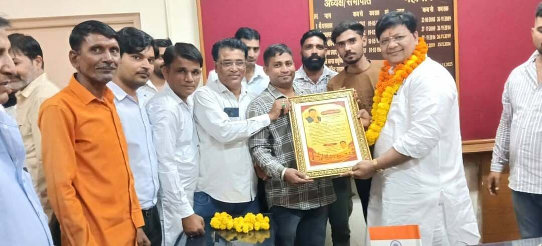 स्थानीय निकाय प्रकोष्ठ ने किया नवनिर्वाचित महापौर अनिल कल्ला का सम्मान
बीकानेर। स्थानीय निकाय प्रकोष्ठ, बीकानेर की ओर से नगर निगम बीकानेर के नवनिर्वाचित महापौर श्री अनिल कल्ला का स्वागत एवं सम्मान समारोह आयोजित किया गया। कार्यक्रम बीकानेर स्थानीय निकाय प्रकोष्ठ के अध्यक्ष श्री हसन अली गौरी के नेतृत्व में आयोजित हुआ।
इस अवसर पर प्रकोष्ठ के पदाधिकारियों एवं कार्यकर्ताओं ने नवनिर्वाचित महापौर अनिल कल्ला का माला पहनाकर एवं स्मृति चिह्न भेंट कर अभिनंदन किया।
कार्यक्रम को संबोधित करते हुए हसन अली गौरी ने कहा कि बीकानेर की जनता ने महापौर के रूप में अनिल कल्ला को जो जिम्मेदारी सौंपी है, वह महत्वपूर्ण है। उन्होंने उम्मीद जताई कि महापौर के नेतृत्व में बीकानेर शहर के विकास, स्वच्छता, पेयजल, सड़क, प्रकाश व्यवस्था सहित अन्य जनहित से जुड़े कार्यों को प्राथमिकता मिलेगी।
उन्होंने कहा कि स्थानीय निकाय प्रकोष्ठ शहर की जनता से जुड़े मुद्दों को प्रमुखता से उठाने तथा नगर के विकास में सकारात्मक सहयोग देने के लिए प्रतिबद्ध है। बीकानेर को स्वच्छ, सुंदर, विकसित और बेहतर शहर बनाने के लिए सभी को मिलकर कार्य करना होगा।
नवनिर्वाचित महापौर अनिल कल्ला ने सम्मान के लिए स्थानीय निकाय प्रकोष्ठ एवं सभी पदाधिकारियों का आभार व्यक्त किया तथा शहर के विकास के लिए मिलकर कार्य करने का विश्वास दिलाया।
मीडिया प्रभारी सिकन्दर राठौड़ ने बताया कि कार्यक्रम में रमेश कुमार गहलोत, एडवोकेट सैयद इशाक अली, इरशाद गौरी, प्रशांत कच्छावा, कामराज गोयल, रोशन लाल जावा, पार्षद रिजवान खान, पार्षद अतीक अहमद, रज्जाक गौरी, नरेश नायक, राजा गौरी, मोहम्मद आरिफ गौरी सहित निकाय प्रकोष्ठ के पदाधिकारी, कार्यकर्ता एवं कांग्रेसजन उपस्थित रहे।