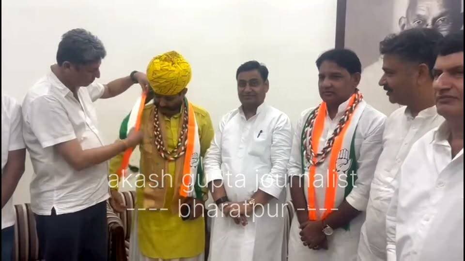 #फिर_कांग्रेस_में_शामिल_हुए_नेमसिंह..
भरतपुर। भरतपुर की राजनीति में एक दिलचस्प घटनाक्रम देखने को मिला है। कुछ दिनों पूर्व, कांग्रेस के वरिष्ठ नेता एवं पूर्व कैबिनेट मंत्री विश्वेंद्र सिंह ने जाट आरक्षण मामले को लेकर नेमसिंह फौजदार और नगर निकाय चुनाव को लेकर भरतपुर व डीग के कांग्रेस जिला अध्यक्षों सहित प्रदेश अध्यक्ष गोविंद सिंह डोटासरा पर जमकर हमला बोला था। अब इस पूरे सियासी घमासान के बीच खुद नेमसिंह फौजदार ने फिर से कांग्रेस का दामन थाम लिया है। जयपुर में पीसीसी चीफ गोविंद सिंह डोटासरा और विधानसभा में नेता प्रतिपक्ष टीकाराम जूली ने नेमसिंह और मालपुरा (टोंक) के नेता गोपाल गुर्जर को पार्टी का दुपट्टा पहनाकर विधिवत सदस्यता ग्रहण कराई। गौरतलब है कि, जाट आरक्षण संघर्ष समिति के संयोजक नेमसिंह फौजदार लंबे समय से पूर्वी राजस्थान के भरतपुर, डीग और धौलपुर क्षेत्र के जाट समुदाय को केंद्र में ओबीसी आरक्षण दिलाने की मांग को लेकर आंदोलनरत रहे हैं। इसी सिलसिले में उन्होंने 22 जून 2026 को भरतपुर में हनुमान बेनीवाल के मुख्य आतिथ्य में एक विशाल जाट हुंकार सभा का आयोजन भी किया था। नेमसिंह, पूर्व में भाजपा, कांग्रेस सहित अन्य पार्टियों में शामिल रह चुके है। वह डीग जिले के नगर विधानसभा क्षेत्र से राजस्थान विकास पार्टी, समाजवादी पार्टी, आजाद समाज पार्टी (कांशीराम) के टिकट पर 4 बार चुनाव मैदान में उतर चुके हैं। हालांकि उन्हें कभी भाजपा या कांग्रेस का आधिकारिक टिकट नहीं मिल सका। भरतपुर से जिला परिषद सदस्य रह चुके नेमसिंह ने भारतीय किसान यूनियन के युवा राष्ट्रीय अध्यक्ष के रूप में भी जिम्मेदारी संभाली है। विश्वेंद्र सिंह के तीखे बयानों के तुरंत बाद नेमसिंह फौजदार की कांग्रेस में इस तरह अचानक वापसी को क्षेत्र के नए सियासी समीकरणों से जोड़कर देखा जा रहा है।