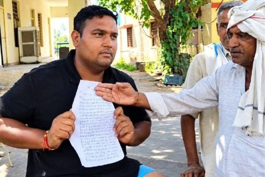 #भरतपुर। गढ़ीबाजना थाना क्षेत्र के तरसूमा गांव में बुधवार रात दुकान के बाहर खड़े अनिल उर्फ भोला गुर्जर पर गांव के ही कुछ लोगों द्वारा फायरिंग करने का मामला सामने आया है। हमले में गोली के छर्रे लगने से अनिल के दोनों पैर घायल हो गए, जिसके बाद परिजन उसे इलाज के लिए बयाना अस्पताल ले गए। पीड़ित पक्ष की ओर से चंद्रभान गुर्जर, दीपक और रणजीत गुर्जर सहित अन्य के खिलाफ गढ़ीबाजना थाने में मामला दर्ज कराया गया है। वारदात की सूचना मिलते ही बयाना एएसपी रामगोपाल बसवाल, सीओ देवेंद्र जाखड़ और थाना प्रभारी श्यामलाल मीणा पुलिस जाप्ते के साथ मौके पर पहुंचे और घटनास्थल का जायजा लिया। नामजद आरोपियों का पूर्व में भी आपराधिक रिकॉर्ड बताया जा रहा है। एएसपी के निर्देशों पर पुलिस ने आरोपियों की गिरफ्तारी के लिए विशेष टीमें गठित कर उनके संभावित ठिकानों पर दबिश देना शुरू कर दिया है।