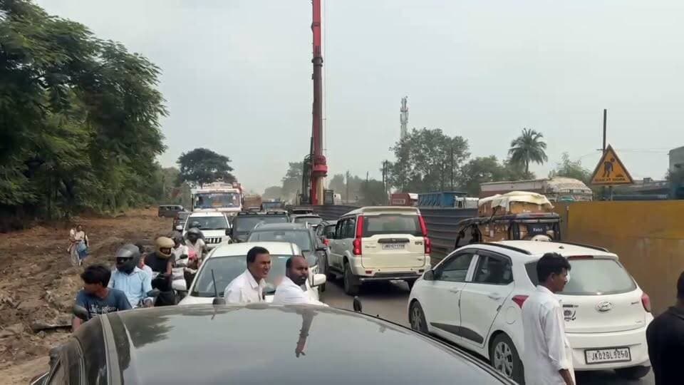 गोबिंदपुर बाजार स्थित दिल्ली एवं कोलकाता मार्ग पर तीसरे दिन यानि गुरुवार को भी कई घंटों तक लगा ट्रैफिक जाम ट्रैफिक पुलिस के अथक प्रयास के से हटा जाम