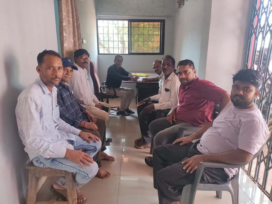 #बालाघाट
मतदाता सूची में नाम जुड़वाने का मौका, विशेष शिविरों में मिले 5055 आवेदन, 09 अक्टूबर को भी लगेंगे कैंप
विशेष गहन पुनरीक्षण (एसआईआर) के दौरान मतदाता सूची में नाम दर्ज होने से वंचित रह गए पात्र नागरिकों के नाम अब दोबारा सूची में शामिल किए जा रहे हैं। इसके लिए बीएलओ द्वारा घर-घर संपर्क अभियान चलाकर पात्र लोगों से आवश्यक दस्तावेज लिए जा रहे हैं।
अपर कलेक्टर एवं उप जिला निर्वाचन अधिकारी डी.पी. बर्मन ने बताया कि एसआईआर के दौरान अनमैप्ड अथवा तार्किक विसंगतियों के कारण जिन पात्र नागरिकों के नाम मतदाता सूची में शामिल नहीं हो सके हैं, वे बीएलओ के संपर्क अभियान के दौरान आवश्यक दस्तावेज उपलब्ध कराकर अपना नाम जुड़वा सकते हैं। इसके लिए फार्म-6 भरना होगा। फार्म-6 के साथ किसी प्रकार का घोषणा पत्र देने की आवश्यकता नहीं है।
जिले के सभी छह विधानसभा क्षेत्रों के 1785 मतदान केंद्रों पर 7 और 8 अक्टूबर को लगाए गए विशेष शिविरों में मतदाता सूची में नाम जोड़ने के लिए कुल 5055 आवेदन प्राप्त हुए हैं। इनमें बैहर से 977, लांजी से 1243, परसवाड़ा से 819, बालाघाट से 931, वारासिवनी से 607 और कटंगी से 478 आवेदन शामिल हैं।
18 वर्ष की उम्र पूरी करने वाले युवा भी कर सकते हैं आवेदन
ऐसे युवा, जिन्होंने 1 अक्टूबर 2026 को 18 वर्ष की आयु पूरी कर ली है, वे भी फार्म-6 भरकर मतदाता सूची में अपना नाम दर्ज करा सकते हैं। वहीं 1 जनवरी 2027 को 18 वर्ष की आयु पूरी करने वाले युवाओं से भी अग्रिम रूप से फार्म-6 भरवाए जा रहे हैं। पात्र मतदाताओं की सुविधा के लिए 9 अक्टूबर को भी मतदान केंद्रों पर विशेष शिविर आयोजित किए जाएंगे। इसके अलावा रैन बसेरों, श्रमिक बस्तियों तथा बेघर एवं वंचित वर्ग के पात्र लोगों के नाम मतदाता सूची में जोड़ने के लिए आवश्यकता अनुसार विशेष शिविर लगाए जाएंगे।
ईसीआईनेट से घर बैठे भर सकते हैं फार्म-6
मतदाता ईसीआईनेट एप के माध्यम से घर बैठे यह भी जांच सकते हैं कि उनका नाम मतदाता सूची में दर्ज है या नहीं। नाम नहीं होने की स्थिति में इसी एप के जरिए ऑनलाइन फार्म-6 भरकर आवेदन किया जा सकता है। ऑनलाइन आवेदन करने पर आवेदन सीधे संबंधित बीएलओ की आईडी में पहुंच जाता है। निर्वाचन विभाग ने पात्र नागरिकों और नए मतदाताओं से अपील की है कि वे निर्धारित प्रक्रिया के तहत समय रहते अपना नाम मतदाता सूची में दर्ज कराएं, ताकि कोई भी पात्र व्यक्ति मतदान के अधिकार से वंचित न रहे।
#JansamparkMP #ECISVEEP #CEOMPElections