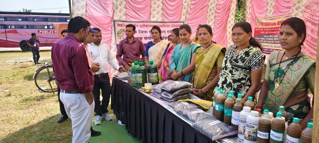 कृषि नवाचार और स्थानीय उत्पादों को मिला मंच
लांजी में एक जिला एक उत्पाद एवं कृषक संगोष्ठी, जैव संसाधन केंद्र और आजीविका समूहों के स्टॉल बने आकर्षण
कृषि को अधिक लाभकारी बनाने और किसानों को स्थानीय संसाधनों से जोड़ते हुए विकासखंड लांजी के उत्कृष्ट मैदान में गुरुवार को एक जिला एक उत्पाद (ODOP) एवं कृषक संगोष्ठी का आयोजन किया गया। संगोष्ठी में किसानों को कृषि की नवीन तकनीकों, जैव संसाधनों, फसल विविधीकरण और स्थानीय स्तर पर उपलब्ध उत्पादों को आय के बेहतर साधन के रूप में विकसित करने की संभावनाओं से अवगत कराया गया।
कार्यक्रम का आयोजन परियोजना संचालक आत्मा समिति बालाघाट डॉ. रामनाथ पटेल एवं उपसंचालक कृषि फूलसिंह मालवीय के निर्देशानुसार किया गया। कार्यक्रम में कृषि विभाग एवं आत्मा समिति द्वारा जैव संसाधन केंद्र (BRC) का स्टॉल लगाया गया। यहां किसानों को जैव संसाधनों के उपयोग, कृषि में उनके महत्व तथा खेती को अधिक टिकाऊ और लाभकारी बनाने से संबंधित जानकारी दी गई।
वहीं राष्ट्रीय ग्रामीण आजीविका मिशन (NRLM) के स्व-सहायता समूहों द्वारा भी स्टॉल लगाया गया। समूहों द्वारा तैयार उत्पादों का प्रदर्शन किया गया, जिससे ग्रामीण महिलाओं के समूहों को अपने उत्पादों को प्रदर्शित करने और बाजार से जोड़ने का अवसर मिला।
खेती में बदलाव से आय के नए अवसर
कृषक संगोष्ठी में इस बात पर जोर दिया गया कि खेती को केवल पारंपरिक फसलों तक सीमित रखने के बजाय किसान अपनी स्थानीय परिस्थितियों, उपलब्ध संसाधनों और बाजार की मांग के अनुसार फसल एवं कृषि गतिविधियों में विविधीकरण कर सकते हैं। जैव संसाधनों के उपयोग और स्थानीय उत्पादों के मूल्य संवर्धन से कृषि को अधिक टिकाऊ एवं लाभकारी बनाने की दिशा में प्रयास किए जा सकते हैं।
कार्यक्रम में उपस्थित कृषि सखियों और प्रगतिशील किसानों ने भी कृषि क्षेत्र में अपने अनुभव साझा किए। किसानों के बीच आपसी संवाद के माध्यम से खेती में अपनाए जा रहे नए प्रयोगों और स्थानीय स्तर पर उपलब्ध संभावनाओं पर चर्चा हुई।
जनप्रतिनिधियों और अधिकारियों की रही सहभागिता
कार्यक्रम की मुख्य अतिथि जनपद पंचायत लांजी अध्यक्ष श्रीमती अर्चना खोंगल रहीं। इस अवसर पर जनपद उपाध्यक्ष अजय अवसरे, जनपद पंचायत के मुख्य कार्यपालन अधिकारी अंकित सिंघई, जनपद पंचायत सदस्य रेवाजी एवं दिनेश लांडे, एनआरएलएम ब्लॉक मॉनिटर राजाराम परते, सुनीता चंदने एवं अतीत फूलमारी सहित जनप्रतिनिधि एवं विभागीय अधिकारी उपस्थित रहे।
कृषि विभाग की ओर से वरिष्ठ कृषि विकास अधिकारी कुलदीप गनवीर, विकासखंड तकनीकी प्रबंधक अजय बिजेवार सहित लांजी विकासखंड की कृषि सखियों ने सहभागिता की।
प्रगतिशील किसानों ने बढ़ाया उत्साह
संगोष्ठी में क्षेत्र के प्रगतिशील किसानों मरठे, अनिल बुंधानसा, हेमेंद्र उमरे एवं नंदकिशोर कामरी सहित अन्य किसानों ने सहभागिता की। किसानों ने कृषि से जुड़े विषयों पर चर्चा की और अपने अनुभव साझा किए।
कार्यक्रम ने किसानों, कृषि विभाग और ग्रामीण आजीविका समूहों के बीच संवाद का मंच उपलब्ध कराया। एक जिला एक उत्पाद, जैव संसाधन और स्व-सहायता समूहों के उत्पादों को एक साथ मंच मिलने से स्थानीय स्तर पर उत्पादन से लेकर बाजार तक की संभावनाओं पर चर्चा को गति मिली। इससे किसानों एवं ग्रामीण समूहों को अपनी स्थानीय क्षमता को आय के अवसरों में बदलने के लिए प्रोत्साहन मिला।
#CMMadhyaPradesh #JansamparkMP #minmpkrishi #mp_wcdmp