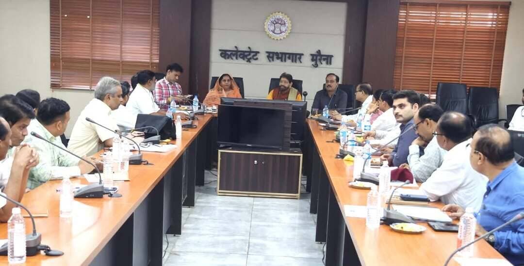 विभागीय कल्याणकारी योजनाओं का व्यापक प्रचार-प्रसार कराएं - पिछड़ा वर्ग आयोग अध्यक्ष डॉ. कुसमरिया
पिछड़ा वर्ग आयोग अध्यक्ष ने कलेक्ट्रेट में अधिकारियों के साथ की योजनाओं की समीक्षा
मध्यप्रदेश राज्य पिछड़ा वर्ग आयोग के अध्यक्ष डॉ. रामकृष्ण कुसमरिया ने कहा है कि पिछड़ा वर्ग तथा अल्पसंख्यक विभाग द्वारा संचालित कल्याणकारी योजनाओं का व्यापक प्रचार-प्रसार सुनिश्चित किया जाए, ताकि योजनाओं की जानकारी अधिक से अधिक लोगों तक पहुंचे और पात्र हितग्राही समय पर योजनाओं का लाभ प्राप्त कर सकें। उन्होंने विभागीय योजनाओं की जानकारी वाले फ्लैक्स एवं बैनर तैयार कर जिले में आयोजित होने वाले विभिन्न कार्यक्रमों एवं प्रमुख स्थानों पर प्रदर्शित कराने के निर्देश दिए। उन्होंने कहा कि योजनाओं के प्रभावी प्रचार-प्रसार के लिए विभाग कार्ययोजना तैयार करे। साथ ही, जनप्रतिनिधियों को भी छात्रावासों का निरीक्षण कराया जाए, ताकि व्यवस्थाओं की जानकारी प्राप्त कर आवश्यक सुधार समय-समय पर किए जा सकें।
डॉ. कुसमरिया ने यह निर्देश गुरुवार को कलेक्ट्रेट सभाकक्ष में आयोजित पिछड़ा वर्ग तथा अल्पसंख्यक विभाग की समीक्षा बैठक में दिए। बैठक में सबलगढ़ विधायक श्रीमती सरला रावत, जिला पंचायत के मुख्य कार्यपालन अधिकारी श्री कमलेश कुमार भार्गव, वनमंडलाधिकारी श्री हरीशचन्द्र बघेल, जिला अध्यक्ष श्री कमलेश कुशवाह, समाजसेवी श्री रिषी यादव, डिप्टी कलेक्टर श्री भरत कुमार, पिछड़ा वर्ग की प्रभारी अधिकारी श्रीमती दीक्षा जादौन सहित उद्योग, पशुपालन, महिला एवं बाल विकास, आबकारी, लोक निर्माण, खाद्य सहित अन्य विभागों के अधिकारी उपस्थित रहे।
अध्यक्ष डॉ. कुसमरिया ने कहा कि पिछड़ा वर्ग पोस्ट मैट्रिक छात्रवृत्ति, पिछड़ा वर्ग प्राविण्य छात्रवृत्ति, मेधावी पुरस्कार योजना, संघ लोक सेवा आयोग एवं मध्यप्रदेश लोक सेवा आयोग द्वारा आयोजित सिविल सेवा परीक्षा उत्तीर्ण करने वाले अभ्यर्थियों के लिए प्रोत्साहन योजना, पिछड़ा वर्ग तथा अल्पसंख्यक उद्यम एवं स्वरोजगार योजना सहित विभागीय छात्रावासों एवं आश्रमों में प्रवेश की जानकारी व्यापक रूप से आमजन तक पहुंचाई जाए। उन्होंने कहा कि विभाग इन योजनाओं की जानकारी वाले फ्लैक्स एवं बैनर प्रमुख स्थानों तथा विभिन्न शासकीय कार्यक्रमों में प्रदर्शित कराए, जिससे पात्र विद्यार्थियों एवं हितग्राहियों को योजनाओं की जानकारी आसानी से मिल सके।
बैठक में बताया गया कि जिले में वर्ष 2025-26 में छात्रवृत्ति के लिए 10 हजार 792 आवेदन प्राप्त हुए थे। परीक्षण के उपरांत 10 हजार 127 विद्यार्थियों का चयन किया गया, जिन्हें 7 करोड़ 84 लाख रुपये की छात्रवृत्ति वितरित की जा चुकी है। इसी प्रकार पिछड़ा वर्ग प्राविण्य छात्रवृत्ति योजना के तहत 4 छात्राओं को 30 हजार रुपये, सिविल सेवा परीक्षा में सफलता प्राप्त करने वाले एक विद्यार्थी को 75 हजार रुपये की प्रोत्साहन राशि तथा उद्यम एवं स्वरोजगार योजना के तहत 14 हितग्राहियों को 37 लाख 50 हजार रुपये का ऋण स्वीकृत किया गया है।
अध्यक्ष डॉ. कुसमरिया ने विदेश अध्ययन छात्रवृत्ति योजना के संबंध में भी विस्तार से जानकारी ली तथा पात्र विद्यार्थियों को योजना का लाभ उपलब्ध कराने के निर्देश दिए। उन्होंने कहा कि विभागीय योजनाओं का लाभ अधिक से अधिक पात्र विद्यार्थियों एवं हितग्राहियों तक पहुंचाने के लिए योजनाओं के प्रचार-प्रसार के साथ उनके प्रभावी क्रियान्वयन की निरंतर समीक्षा की जाए। योजनाओं के प्रति जागरूकता बढ़ाने और पात्र हितग्राहियों तक लाभ पहुंचाने के लिए विभागीय अधिकारी समन्वित प्रयास करें।
#JansamparkMP #morena2026 #Morena #MadhyaPradesh Jansampark Madhya Pradesh