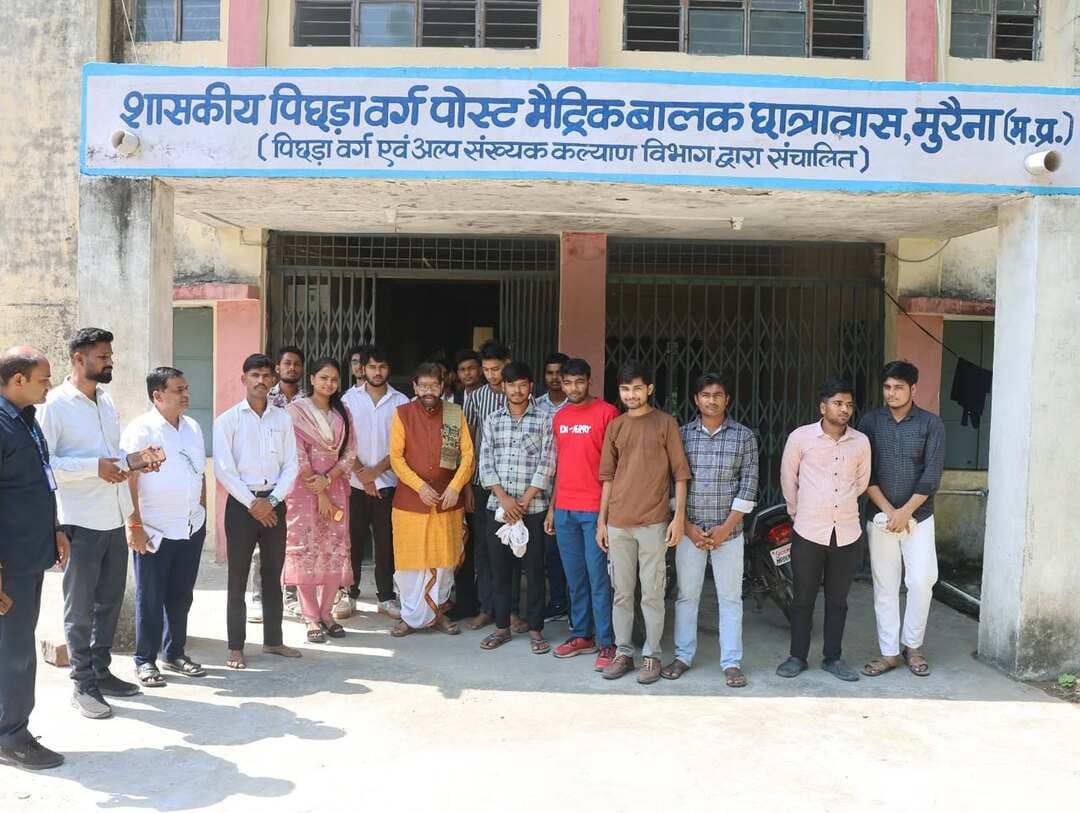 पिछड़ा वर्ग आयोग अध्यक्ष डॉ. कुसमरिया ने छात्रावासों का किया निरीक्षण
छात्रावासों में आवश्यकतानुसार मरम्मत एवं नवीनीकरण कार्य कराने के दिए निर्देश
मध्यप्रदेश राज्य पिछड़ा वर्ग आयोग के अध्यक्ष डॉ. रामकृष्ण कुसमरिया ने गुरुवार को मुरैना जिले के दो पिछड़ा वर्ग छात्रावासों का निरीक्षण कर व्यवस्थाओं का जायजा लिया। उन्होंने अधिकारियों को निर्देश दिए कि छात्रावासों में आवश्यकतानुसार समय-समय पर मरम्मत एवं नवीनीकरण कार्य कराए जाएं, ताकि विद्यार्थियों को बेहतर सुविधाएं एवं अध्ययन के लिए अनुकूल वातावरण उपलब्ध हो सके।
डॉ. कुसमरिया ने एबी रोड स्थित शासकीय पिछड़ा वर्ग पोस्ट मैट्रिक बालक छात्रावास का निरीक्षण किया। उन्होंने छात्रावास के विभिन्न कक्षों एवं उपलब्ध सुविधाओं का अवलोकन किया। निरीक्षण के दौरान छत के प्लास्टर की स्थिति को देखते हुए उन्होंने आवश्यक मरम्मत एवं नवीनीकरण कार्य शीघ्र कराने के निर्देश संबंधित अधिकारियों को दिए। उन्होंने विद्यार्थियों से संवाद कर उनकी पढ़ाई, रहन-सहन तथा छात्रावास में उपलब्ध सुविधाओं के संबंध में जानकारी ली। साथ ही, छात्रावास की रिक्त सीटों पर पात्र विद्यार्थियों को प्रवेश दिलाने के लिए व्यापक प्रचार-प्रसार करने के निर्देश विभागीय अधिकारियों को दिए।
उन्होंने विद्यार्थियों से मीनू के अनुसार भोजन, पेयजल, विद्युत, शौचालय एवं अन्य आवश्यक सुविधाओं के संबंध में जानकारी ली। उन्होंने कहा कि छात्रावासों में विद्यार्थियों को गुणवत्तापूर्ण सुविधाएं उपलब्ध कराने के साथ ही अध्ययन के लिए सकारात्मक एवं अनुकूल वातावरण सुनिश्चित किया जाना चाहिए। विद्यार्थियों की आवश्यकताओं और सुविधाओं का नियमित रूप से ध्यान रखा जाए।
इसके बाद डॉ. कुसमरिया ने शासकीय पिछड़ा वर्ग पोस्ट मैट्रिक कन्या छात्रावास, बड़ोखर का निरीक्षण किया। उन्होंने छात्रावास की व्यवस्थाओं का अवलोकन करते हुए छात्राओं से संवाद किया और उनके रहन-सहन, भोजन तथा अध्ययन व्यवस्था के संबंध में जानकारी ली। छात्रावास में साफ-सफाई की बेहतर व्यवस्था पर उन्होंने संतोष व्यक्त किया। इस दौरान उन्होंने छात्राओं के साथ बैठकर भोजन भी किया और उनसे आत्मीय संवाद किया।
निरीक्षण के अंत में डॉ. कुसमरिया ने छात्राओं के साथ छात्रावास परिसर में पौधरोपण किया तथा पर्यावरण संरक्षण का संदेश दिया। उन्होंने कहा कि छात्रावास केवल विद्यार्थियों के निवास का स्थान नहीं, बल्कि उनके व्यक्तित्व विकास और बेहतर भविष्य निर्माण का महत्वपूर्ण माध्यम हैं। इसलिए यहां स्वच्छ, सुरक्षित और सकारात्मक वातावरण उपलब्ध कराना आवश्यक है।
इस अवसर पर पिछड़ा वर्ग की प्रभारी अधिकारी श्रीमती दीक्षा जादौन सहित संबंधित अधिकारी उपस्थित रहे।
#JansamparkMP #morena2026 #Morena #MadhyaPradesh Jansampark Madhya Pradesh