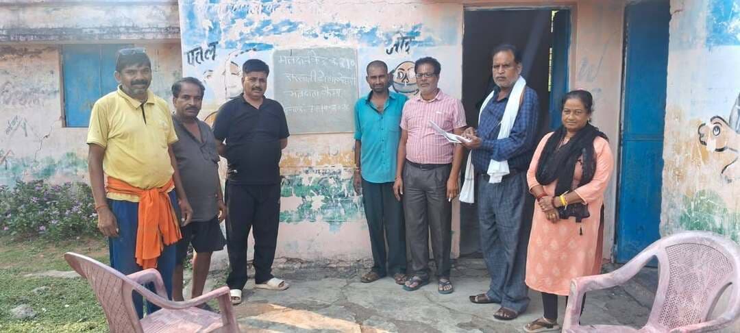 अक्टूबर को लगाए गए शिविर में 248 मतदाताओं के हुए आवेदन प्राप्त
9 अक्टूबर को भी 1035 मतदान केन्द्रों पर लगेंगे विशेष शिविर
भारत निर्वाचन आयोग के निर्देशानुसार मतदाता सूची में छूटे हुए एवं नवीन पात्र मतदाताओं के नाम जोड़ने के लिए शहडोल जिले के मतदान केन्द्रों पर विशेष शिविरों का आयोजन किया जा रहा है। विशेष शिविर के प्रथम दिन 7 अक्टूबर को जिले में छूटे हुए 248 मतदाताओं के नाम मतदाता सूची में जोड़ने के लिए आवेदन प्राप्त हुए।
प्राप्त जानकारी के अनुसार ब्यौहारी विधानसभा क्षेत्र में 150, जयसिंहनगर विधानसभा क्षेत्र में 54 तथा जैतपुर विधानसभा क्षेत्र में 44 मतदाताओं के नाम जोड़ने के लिए आवेदन प्राप्त हुए हैं।
मतदाता सूची में नाम जोड़ने के लिए विशेष शिविरों का आयोजन 9 अक्टूबर को भी जिले के सभी 1035 मतदान केन्द्रों पर किया जाएगा। जिला निर्वाचन अधिकारी ने जिले के ऐसे पात्र नागरिक, जिनका नाम मतदाता सूची में अभी तक नहीं जुड़ा है, नवीन मतदाता तथा 1 जनवरी 2027 को 18 वर्ष की आयु पूर्ण करने वाले युवाओं से अपील की है कि वे अपने संबंधित मतदान केन्द्र पर पहुंचकर मतदाता सूची में अपना नाम जुड़वाने की प्रक्रिया पूरी करें।
विशेष शिविरों के माध्यम से पात्र नागरिकों को मतदाता सूची में नाम जुड़वाने का अवसर प्रदान किया जा रहा है। जिला निर्वाचन अधिकारी ने पात्र मतदाताओ से निर्धारित शिविर में पहुंचकर अपना नाम मतदाता सूची में जुड़वाने की अपील की।
Chief Electoral Officer Madhya Pradesh Election Commission of India #शहडोल #shahdol