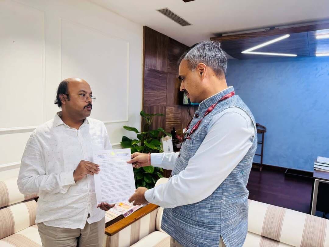 ಕರ್ನಾಟಕದ ನಗರ ಸ್ಥಳೀಯ ಸಂಸ್ಥೆಗಳಿಗೆ ಕೇಂದ್ರದಿಂದ ಬಾಕಿ ಇರುವ ₹299.74 ಕೋಟಿ ಅನುದಾನ ಶೀಘ್ರ ಬಿಡುಗಡೆಗೆ ಡಾ. ಯತೀಂದ್ರ ಸಿದ್ದರಾಮಯ್ಯ ಮನವಿ
ನವದೆಹಲಿ: ಕರ್ನಾಟಕದ ನಗರ ಸ್ಥಳೀಯ ಸಂಸ್ಥೆಗಳ ಅಭಿವೃದ್ಧಿ ಕಾರ್ಯಗಳಿಗೆ ಸಂಬಂಧಿಸಿದಂತೆ 15ನೇ ಹಣಕಾಸು ಆಯೋಗದಡಿ ಬಾಕಿ ಇರುವ ಅನುದಾನವನ್ನು ಶೀಘ್ರ ಬಿಡುಗಡೆ ಮಾಡುವಂತೆ ನಗರಾಭಿವೃದ್ಧಿ ಸಚಿವರಾದ ಡಾ. ಯತೀಂದ್ರ ಸಿದ್ದರಾಮಯ್ಯ ಅವರು ಕೇಂದ್ರ ಸರ್ಕಾರಕ್ಕೆ ಮನವಿ ಮಾಡಿದ್ದಾರೆ.
ಈ ಸಂಬಂಧ ಇಂದು ನವದೆಹಲಿಯಲ್ಲಿ ಕೇಂದ್ರ ವಸತಿ ಮತ್ತು ನಗರ ವ್ಯವಹಾರಗಳ ಸಚಿವಾಲಯದ ಕಾರ್ಯದರ್ಶಿ ಶ್ರೀ ಸತ್ಯೇಂದ್ರ ಸಿಂಗ್ ಅವರನ್ನು ಭೇಟಿ ಮಾಡಿದ ಡಾ. ಯತೀಂದ್ರ ಸಿದ್ದರಾಮಯ್ಯ ಅವರು, ಕರ್ನಾಟಕದ ಅರ್ಹ ನಗರ ಸ್ಥಳೀಯ ಸಂಸ್ಥೆಗಳಿಗೆ ಬಾಕಿ ಇರುವ ಅನುದಾನವನ್ನು ಆದ್ಯತೆಯ ಮೇರೆಗೆ ಬಿಡುಗಡೆ ಮಾಡುವಂತೆ ಮನವಿ ಸಲ್ಲಿಸಿ, ಈ ಕುರಿತು ಚರ್ಚಿಸಿದರು.
2025–26ನೇ ಸಾಲಿನಲ್ಲಿ ಕರ್ನಾಟಕದ ನಗರ ಸ್ಥಳೀಯ ಸಂಸ್ಥೆಗಳಿಗೆ 15ನೇ ಹಣಕಾಸು ಆಯೋಗದಡಿ ಒಟ್ಟು ₹1,385 ಕೋಟಿ ಅನುದಾನ ನಿಗದಿಯಾಗಿದೆ. ಇದರಲ್ಲಿ ₹498 ಕೋಟಿ ಬೃಹತ್ ಬೆಂಗಳೂರು ಮಹಾನಗರ ಪಾಲಿಕೆ (BBMP)ಗೆ ಹಾಗೂ ₹887 ಕೋಟಿ ರಾಜ್ಯದ ಇತರೆ 316 ನಗರ ಸ್ಥಳೀಯ ಸಂಸ್ಥೆಗಳಿಗೆ ಹಂಚಿಕೆಯಾಗಿದೆ.
ಈ ಪೈಕಿ ಅಗತ್ಯ ಅರ್ಹತಾ ಮಾನದಂಡಗಳನ್ನು ಪೂರ್ಣಗೊಳಿಸಿರುವ 93 ನಗರ ಸ್ಥಳೀಯ ಸಂಸ್ಥೆಗಳಿಗೆ ₹299.74 ಕೋಟಿ ಅನುದಾನ ಇನ್ನೂ ಬಿಡುಗಡೆಯಾಗಬೇಕಿದೆ.
ಬಾಕಿ ಇರುವ ₹299.74 ಕೋಟಿ ಅನುದಾನವನ್ನು ಶೀಘ್ರ ಬಿಡುಗಡೆ ಮಾಡುವ ಮೂಲಕ ರಾಜ್ಯದ ನಗರ ಪ್ರದೇಶಗಳಲ್ಲಿ ಕುಡಿಯುವ ನೀರು, ಸ್ವಚ್ಛತೆ, ಮೂಲಸೌಕರ್ಯ ಸೇರಿದಂತೆ ವಿವಿಧ ಅಭಿವೃದ್ಧಿ ಕಾರ್ಯಗಳಿಗೆ ಮತ್ತಷ್ಟು ವೇಗ ನೀಡಲು ಸಹಕಾರಿಯಾಗುವಂತೆ ಅಗತ್ಯ ಕ್ರಮ ಕೈಗೊಳ್ಳುವಂತೆ ಸಚಿವರು ಮನವಿ ಮಾಡಿದರು.
ಕೇಂದ್ರ ಸರ್ಕಾರದಿಂದ ಈ ಅನುದಾನ ಶೀಘ್ರ ಬಿಡುಗಡೆಯಾದರೆ, ಅರ್ಹ ನಗರ ಸ್ಥಳೀಯ ಸಂಸ್ಥೆಗಳು ತಮ್ಮ ವ್ಯಾಪ್ತಿಯಲ್ಲಿ ಕೈಗೊಂಡಿರುವ ವಿವಿಧ ಅಭಿವೃದ್ಧಿ ಕಾಮಗಾರಿಗಳನ್ನು ಪರಿಣಾಮಕಾರಿಯಾಗಿ ಮುಂದುವರಿಸಲು ಹಾಗೂ ಸಾರ್ವಜನಿಕರಿಗೆ ಅಗತ್ಯ ಮೂಲಸೌಕರ್ಯಗಳನ್ನು ಒದಗಿಸಲು ಹೆಚ್ಚಿನ ನೆರವಾಗಲಿದೆ ಎಂದು ಡಾ. ಯತೀಂದ್ರ ಸಿದ್ದರಾಮಯ್ಯ ಅವರು ತಿಳಿಸಿದರು.