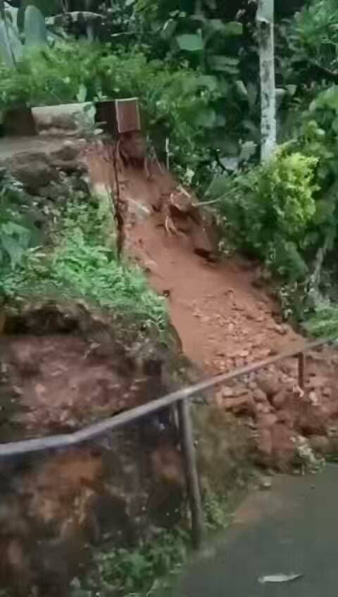 പത്തനംതിട്ടയിൽ ശക്തമായ കാറ്റിലും മഴയിലും വ്യാപക നാശനഷ്ടം; ഗതാഗതം തടസ്സപ്പെട്ടു
പത്തനംതിട്ട നഗരസഭയിലെ മുപ്പതാം വാർഡിലും പരിസര പ്രദേശങ്ങളിലും ഇന്ന് ഉച്ചകഴിഞ്ഞ് പെയ്ത ശക്തമായ കാറ്റിലും മഴയിലും വ്യാപക നാശനഷ്ടം. കൊന്നമൂട് പ്രദേശത്താണ് ഏറ്റവും കൂടുതൽ നാശനഷ്ടങ്ങൾ റിപ്പോർട്ട് ചെയ്തിരിക്കുന്നത്.
പ്രധാന വിവരങ്ങൾ:
* വീടുകൾക്ക് കേടുപാട്: ശക്തമായ കാറ്റിൽ പ്രദേശവാസിയായ പ്രസാദിന്റെ വീടിന് മുകളിലേക്ക് തെങ്ങ് ഒടിഞ്ഞുവീണ് വീട് പൂർണ്ണമായും തകർന്നു. വാർഡ് നിവാസിയായ സുഭാഷിന്റെ വീടിന്റെ മതിലും മഴയിൽ ഇടിഞ്ഞുവീണിട്ടുണ്ട്.
* കൃഷിനാശം: കാറ്റിൽ തേക്ക് ഉൾപ്പെടെയുള്ള നിരവധി മരങ്ങൾ കടപുഴകി വീണു. പുത്തൻവീട്ടിൽ ബാബുവിന്റെ കൃഷിയിടത്തിലെ വിളകൾ നശിച്ചതടക്കം വൻ കൃഷിനാശമാണ് മേഖലയിലുണ്ടായത്.
* ഗതാഗതം തടസ്സപ്പെട്ടു: കൊന്നമൂട്ടിൽ മരങ്ങൾ കടപുഴകി വീണ് റോഡുകൾക്ക് കേടുപാടുകൾ സംഭവിക്കുകയും ഗതാഗതം പൂർണ്ണമായി തടസ്സപ്പെടുകയും ചെയ്തു