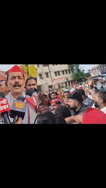 तीखी नोकझोंक के बीच सपाइयों ने मुख्य चुनाव आयुक्त ज्ञानेश कुमार का पुतला फूंका।
#सपा जिलाध्यक्ष तनवीर खां के नेतृत्व में हुआ विरोध प्रदर्शन..
आपका अपना शहर Aapka Apna Shahar