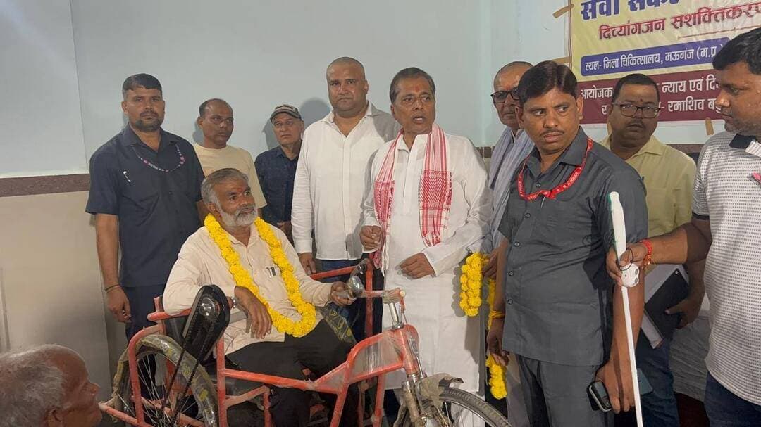 दिव्यांगजनों के जीवन में सुविधा और आत्मनिर्भरता का संबल बना सेवा संकल्प अभियान - विधायक श्री पटेल
-----------
156 का पंजीयन, 41 के बने दिव्यांगता प्रमाण-पत्र
-----------
#सेवा_संकल्प_अभियान के अंतर्गत सिविल अस्पताल मऊगंज में दिव्यांगजनों के लिए विशेष शिविर आयोजित किया गया। शिविर में दिव्यांगजनों को स्वास्थ्य परीक्षण, दिव्यांगता प्रमाण-पत्र एवं सहायक उपकरण उपलब्ध कराने की सुविधा एक ही स्थान पर प्रदान की गई। शिविर में 156 दिव्यांगजनों का पंजीयन किया गया। परीक्षण एवं आवश्यक प्रक्रिया के उपरांत 41 दिव्यांगजनों के दिव्यांगता प्रमाण-पत्र बनाए गए। इससे पात्र दिव्यांगजनों को शासन की विभिन्न कल्याणकारी योजनाओं का लाभ प्राप्त करने में सुविधा होगी।
विधायक मऊगंज श्री प्रदीप पटेल ने दिव्यांगजनों को सहायक उपकरण वितरित किए। उन्होंने 3 दिव्यांगजनों को ट्राइसाइकिल तथा 2 हितग्राहियों को स्मार्ट छड़ी सहित अन्य आवश्यक सामग्री प्रदान की। विधायक श्री पटेल ने कहा कि दिव्यांगजनों को सुविधाएं उपलब्ध कराकर उन्हें आत्मनिर्भर बनाने की दिशा में निरंतर प्रयास किए जा रहे हैं। शिविर में बीएमओ डॉ. एस.डी. कोल, नेत्र विशेषज्ञ डॉ. लक्ष्मण पटेल, नेत्र चिकित्सा सहायक आर.एस. वर्मा, नर्सिंग ऑफिसर सहित स्वास्थ्य विभाग के अधिकारी-कर्मचारी उपस्थित रहे।
Jansampark Madhya Pradesh
Social Justice and Disabled Welfare Department ,Madhya Pradesh
#SevaSankalpAbhiyan
#mauganj