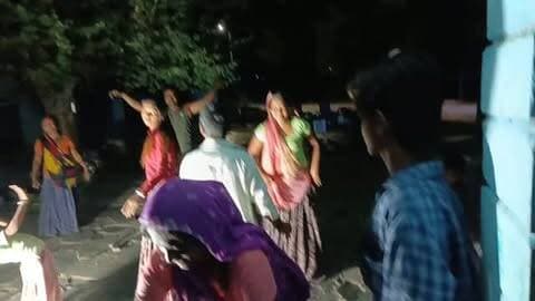 नवरात्रि के स्वागत में झूम उठा खर्राटा! 💃🕺🌺
पूर्व धनैतकला ग्राम पंचायत के खर्राटा गांव में बागरिया समाज के स्त्री-पुरुष और बच्चे आने वाली नवरात्रि की खुशी में नाचते-गाते और खुशियां मनाते कैमरे में कैद हुए।
भक्ति और उत्साह से सराबोर यह नजारा गांव की एकता, संस्कृति और नवरात्रि के प्रति आस्था को दर्शाता है।