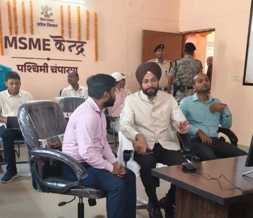 जिला उद्योग केंद्र, बेतिया में एमएसएमई केंद्र का उद्घाटन जिलाधिकारी, श्री तरनजोत सिंह द्वारा किया गया।
इस अवसर पर माननीय मुख्यमंत्री, बिहार की अध्यक्षता में आयोजित वीडियो कॉन्फ्रेंसिंग (VC) में भी सहभागिता की, जिसमें एमएसएमई की नई नीतियों के उद्घाटन तथा मुख्यमंत्री उद्यमी योजना के लाभार्थियों के अभिमुखीकरण कार्यक्रम का आयोजन किया गया।
यह कार्यक्रम बिहार में एमएसएमई क्षेत्र को सशक्त बनाने, उद्यमिता को बढ़ावा देने तथा प्रदेश के भावी उद्यमियों को आवश्यक मार्गदर्शन एवं सहयोग प्रदान करने की दिशा में एक महत्वपूर्ण पहल है।
#samratchoudhary
#cmsamrat
Information & Public Relations Department, Government of Bihar
Industries Department, Bihar