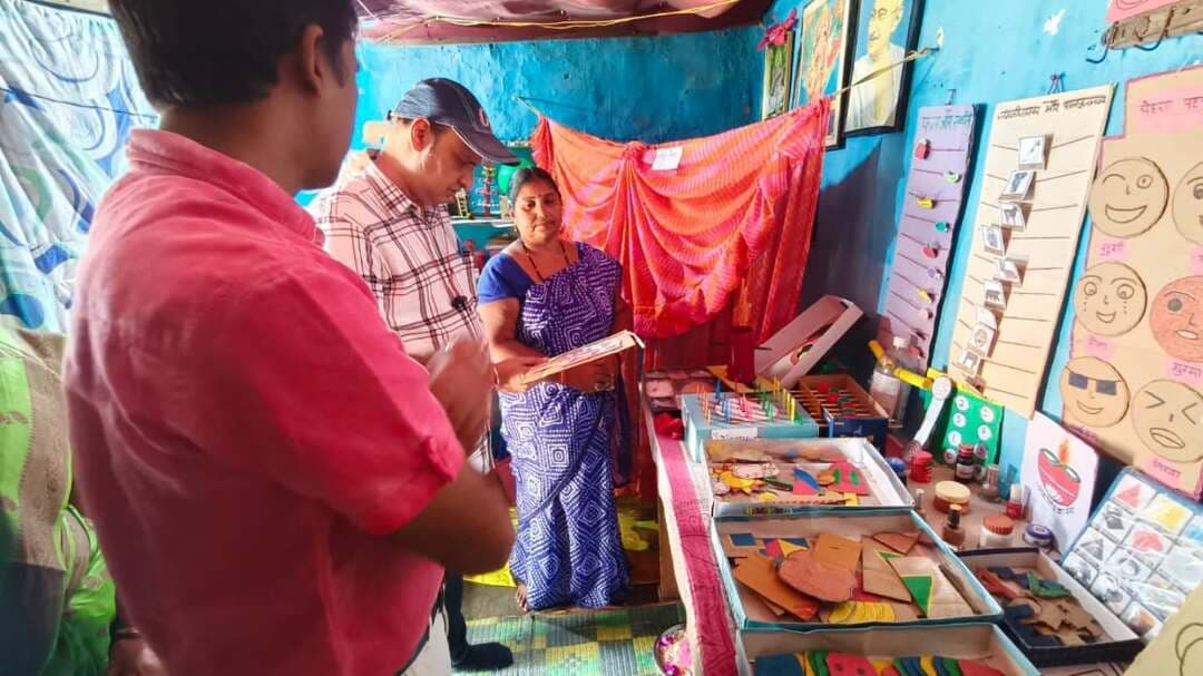 सेवा संकल्प अभियान अंतर्गत पोषण माह के तहत राज्य से नामित अधिकारी श्री तारकेश्वर सिन्हा ने परियोजना सक्ती के रगजा सेक्टर के आंगनबाड़ी केंद्र टेमर-02 एवं रगजा-03 का निरीक्षण किया।
उन्होंने बच्चों की उपस्थिति, पोषण एवं स्वास्थ्य सेवाओं, प्रारंभिक बाल्यावस्था देखभाल एवं शिक्षा तथा गतिविधि आधारित शिक्षण का अवलोकन किया।
#सेवा_संकल्प_अभियान
#सेवा_की_कहानी
