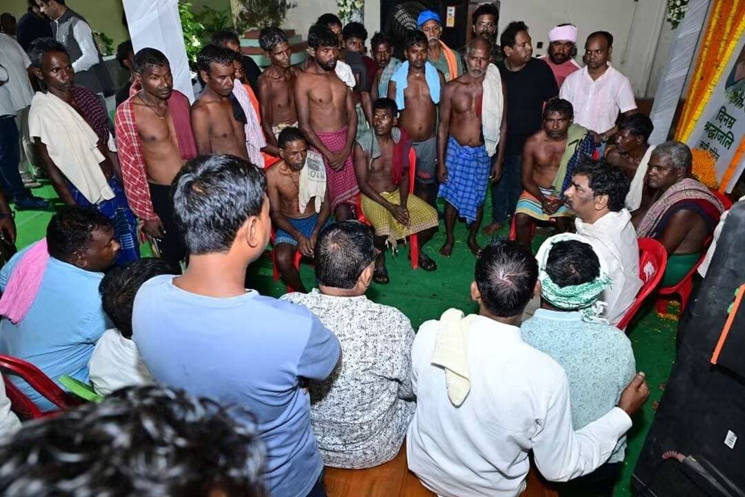 मुख्यमंत्री हेमंत सोरेन की मां रूपी सोरेन को अंतिम विदाई देने के बाद नेमरा में रीति रिवाज पूरा कर रहे हेमंत सोरेन-कल्पना सोरेन