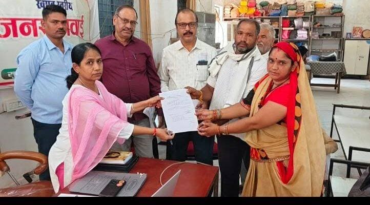 विधानसभा क्षेत्र क्रमांक 45 पृथ्वीपुर के बीएलओ एवं बीएलओ सुपरवाइजर का प्रशिक्षण आयोजित
एसडीएम सुश्री जैन ने जनसुनवाई में 11 आवेदनों का मौके पर किया निराकरण
सर्पदंश से मृतका के परिवार को 4 लाख रुपये की आर्थिक सहायता स्वीकृत
--
एसडीएम पृथ्वीपुर सुश्री विनीता जैन द्वारा 06 अक्टूबर 2026 को आयोजित जनसुनवाई में कुल 28 आवेदन प्राप्त हुए, जिनमें से 11 आवेदनों का मौके पर ही निराकरण किया गया। ग्राम अतर्रा निवासी श्री रंजीत रजक की पुत्री पलक की सर्पदंश से मृत्यु के प्रकरण में आरबीसी 6-4 के तहत मृतक के परिवार को 4 लाख रुपये की आर्थिक सहायता स्वीकृत कर सहायता राशि का स्वीकृति आदेश प्रदान किया गया। शेष आवेदनों के शीघ्र निराकरण के लिए संबंधित विभागों को निर्देशित किया गया।
इसके उपरांत मुख्य निर्वाचन पदाधिकारी, मध्यप्रदेश भोपाल के निर्देशानुसार विधानसभा क्षेत्र क्रमांक 45 पृथ्वीपुर के बीएलओ एवं बीएलओ सुपरवाइजर का प्रशिक्षण शासकीय महाविद्यालय पृथ्वीपुर में आयोजित किया गया। प्रशिक्षण में विशेष गहन पुनरीक्षण अभियान 2026 के अंतर्गत मतदाता सूची से हटाए गए नामों के सत्यापन, पात्र व्यक्तियों के नाम पुनः जोड़ने तथा 01 जनवरी 2027 को 18 वर्ष की आयु पूर्ण करने वाले पात्र नागरिकों के नाम मतदाता सूची में शामिल करने के संबंध में आवश्यक दिशा-निर्देश दिए गए। बीएलओ को निर्देशित किया गया कि 29 सितंबर से 10 अक्टूबर 2026 तक संचालित विशेष अभियान के दौरान कोई भी पात्र व्यक्ति मतदाता सूची में नाम जुड़ने से वंचित न रहे तथा किसी अपात्र व्यक्ति का नाम शामिल न हो।
इसके पश्चात एसडीएम सुश्री विनीता जैन द्वारा ग्राम ककावनीखास स्थित तालाब का निरीक्षण किया गया। तालाब में क्षमता से अधिक जलभराव की स्थिति को देखते हुए जल संसाधन विभाग एवं मत्स्य विभाग के अधिकारियों को आवश्यक दिशा-निर्देश दिए गए।
Election Commission of India Chief Electoral Officer Madhya Pradesh Jansampark Madhya Pradesh
#SIR2026
#JanSunwai #jansamparkMP #niwari