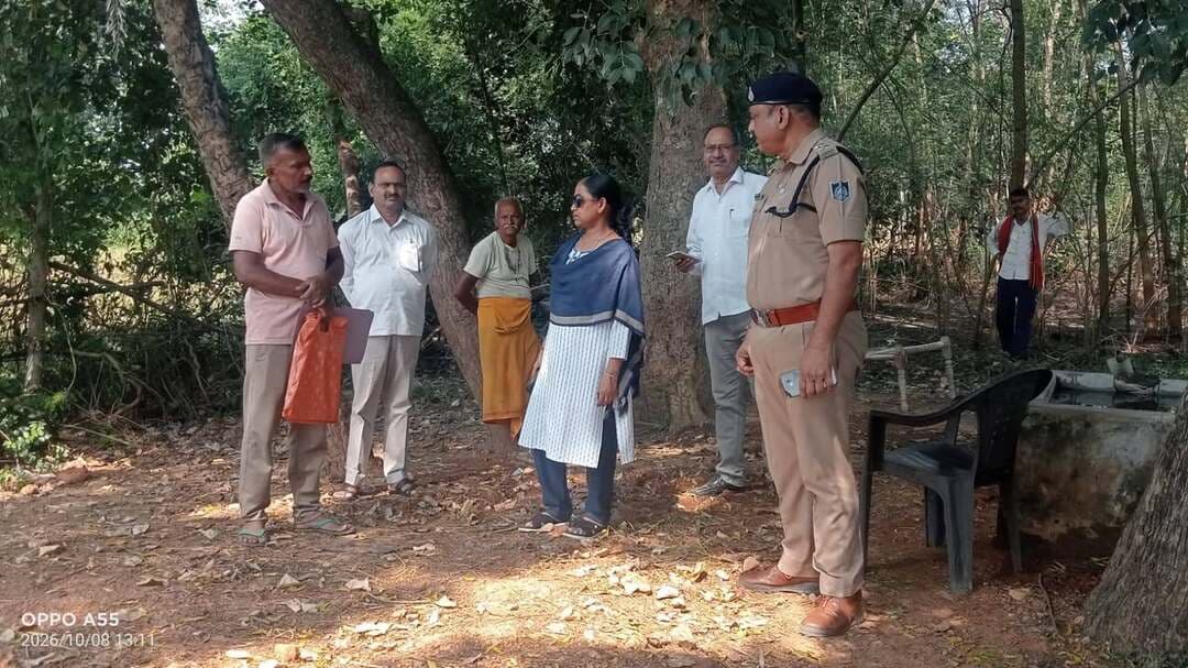 एसडीएम पृथ्वीपुर ने आतिशबाजी विनिर्माण एवं भंडारण स्थलों का किया निरीक्षण
--
कलेक्टर श्रीमती जमुना भिड़े के निर्देशों के परिपालन में 08 अक्टूबर 2026 को एसडीएम पृथ्वीपुर सुश्री विनीता जैन द्वारा अनुभाग पृथ्वीपुर अंतर्गत संचालित आतिशबाजी विनिर्माण एवं भंडारण स्थलों का औचक निरीक्षण किया गया। सुरक्षा मानकों एवं शासन द्वारा निर्धारित नियमों का कड़ाई से पालन सुनिश्चित कराने के उद्देश्य से ग्राम जलंधर, सकेराभडारन एवं वोरेसरभाटा स्थित निर्माण एवं भंडारण परिसरों का स्थलीय निरीक्षण किया गया।
निरीक्षण के दौरान प्रशासनिक दल द्वारा विनिर्माण स्थलों एवं गोदामों की गहनता से जांच की गई। निरीक्षण के दौरान परिसरों में आतिशबाजी से संबंधित कोई सामग्री उपलब्ध नहीं पाई गई। अधिकारियों द्वारा सुरक्षा व्यवस्थाओं का जायजा लेते हुए संबंधितों को शासन द्वारा जारी दिशा-निर्देशों एवं सुरक्षा मानकों का शत-प्रतिशत पालन सुनिश्चित करने के निर्देश दिए गए।
निरीक्षण के दौरान एसडीओपी पृथ्वीपुर, नायब तहसीलदार एवं संबंधित आतिशबाजी विनिर्माणकर्ता उपस्थित रहे।
#jansamparkMP #niwari