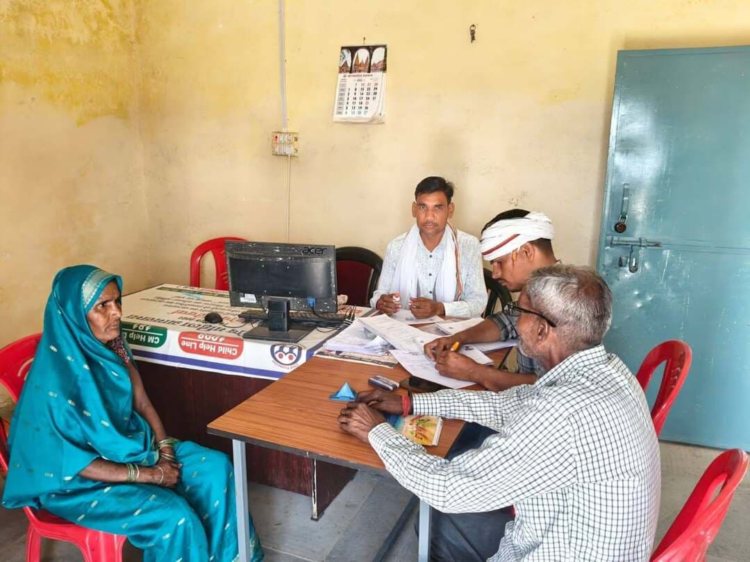 18-19 आयु वर्ग सहित छूटे पात्र मतदाताओं के नाम निर्वाचक नामावली में जोड़ने के लिए मतदान केंद्रों पर शिविर आयोजित
--
जिले के सभी मतदान केंद्रों पर 18-19 आयु वर्ग के साथ ही निर्वाचक नामावली में नाम दर्ज होने से छूटे अन्य पात्र मतदाताओं के नाम सम्मिलित करने के लिए विशेष शिविर आयोजित किए गए। शिविरों में पात्र नागरिकों को मतदाता सूची में नाम जुड़वाने की प्रक्रिया एवं आवश्यक दस्तावेजों की जानकारी दी गई तथा प्राप्त आवेदनों की प्रक्रिया पूर्ण कराई गई।
इसके साथ ही ऐसे सभी नागरिक, जो 1 जनवरी 2027 को 18 वर्ष की आयु पूर्ण कर रहे हैं, उन्हें भी निर्वाचक नामावली में नाम सम्मिलित कराने के लिए प्रेरित किया गया। निर्वाचन विभाग द्वारा पात्र नागरिकों से अपील की गई कि वे अपने निकटतम मतदान केंद्र पर पहुंचकर निर्धारित प्रक्रिया के तहत अपना नाम निर्वाचक नामावली में दर्ज कराएं, ताकि कोई भी पात्र नागरिक मतदाता सूची में नाम दर्ज होने से वंचित न रहे।
Election Commission of India Chief Electoral Officer Madhya Pradesh Jansampark Madhya Pradesh #SIR2026 #JansamparkMP #niwari