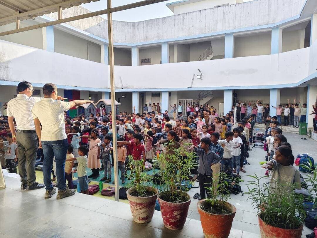 नशे के खिलाफ विद्यार्थियों ने बुलंद की आवाज, ली नशामुक्ति की शपथ
विद्यार्थियों ने ली नशामुक्ति की शपथ, स्वस्थ समाज का लिया संकल्प
नशामुक्त समाज के निर्माण में भागीदारी निभाएंगे विद्यार्थी
--
सेवा संकल्प अभियान के अंतर्गत नगर के शासकीय सांदीपनि मॉडल उच्चतर माध्यमिक विद्यालय, पृथ्वीपुर में नशामुक्ति अभियान के तहत विद्यार्थियों को नशे से दूर रहने की शपथ दिलाई गई।
कार्यक्रम विद्यालय के प्राचार्य श्री एस. एस. श्रीवास्तव के निर्देशन में आयोजित हुआ। विद्यार्थियों ने नशे के दुष्परिणामों को समझते हुए स्वयं नशा न करने तथा अपने परिवार, मित्रों और समाज के लोगों को भी नशे से दूर रखने का संकल्प लिया।
इस अवसर पर विद्यार्थियों ने स्वस्थ, स्वच्छ एवं नशामुक्त समाज के निर्माण में सक्रिय भागीदारी निभाने की शपथ ली। विद्यालय परिवार ने विद्यार्थियों को नशे से होने वाले शारीरिक, मानसिक एवं सामाजिक दुष्प्रभावों की जानकारी देकर नशामुक्त समाज का संदेश दिया। नशा मुक्त की शपथ एन आर अहिरवार ने दिलाई।।
कार्यक्रम में शिवकुमार रावत, गिरिजाशंकर सूत्रकार, आर. डी. कोरी, कमलेश यादव, एन. आर. अहिरवार, जूली यादव, प्रियंका झा, जूही श्रीवास्तव, सुलेखा कुशवाहा, कविता विश्वकर्मा, श्यामलाल नामदेव, अभय यादव, उमेश कुमार श्रीवास्तव, राजुल साहू, अवधेश यादव, पुष्पराज यादव, ब्रजेश साहू एवं संतोष यादव सहित विद्यालय के शिक्षक-शिक्षिकाओं की सक्रिय सहभागिता रही। कार्यक्रम का संचालन गिरिजाशंकर सूत्रकार ने किया।
#NashaMuktBharatAbhiyaan
#सेवा_संकल्प_अभियान #SevaSankalpAbhiyan #jansamparkMP #niwari