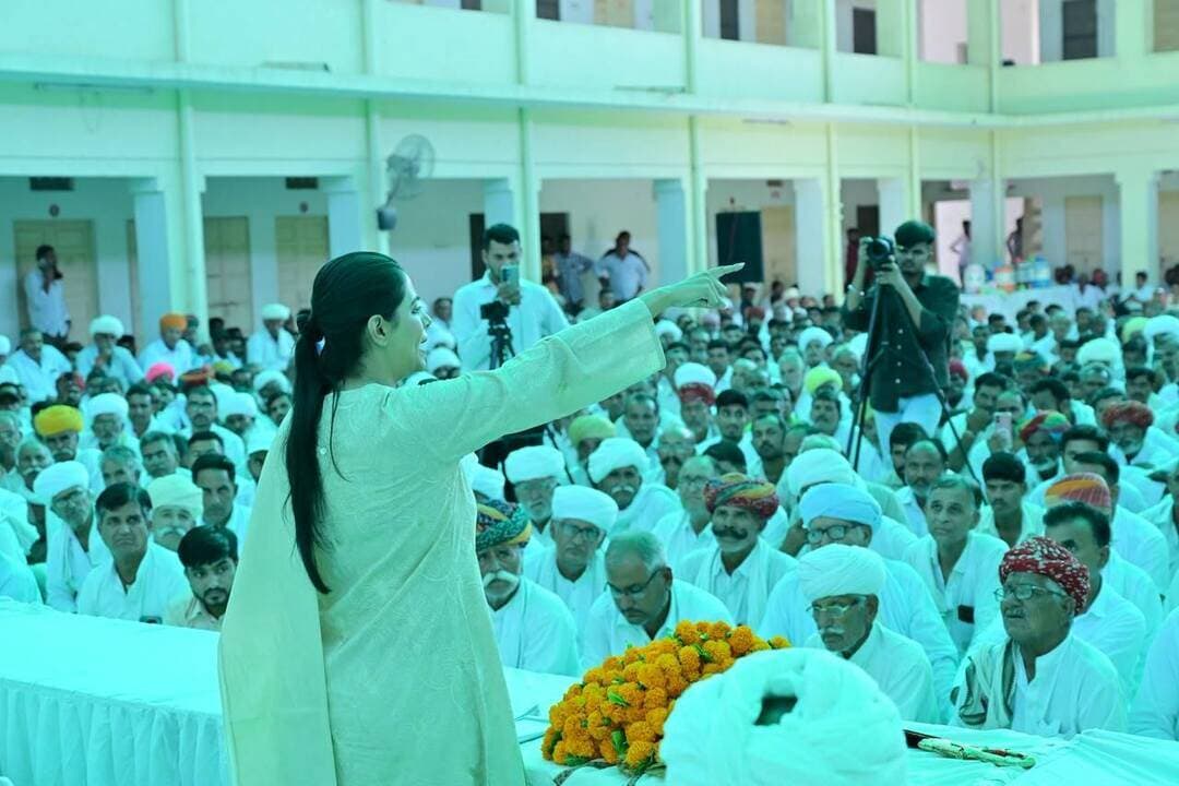 पंचायतीराज चुनाव को लेकर कांग्रेस ने तेज की संगठनात्मक तैयारियां
दिव्या मदेरणा ने ओसियां में कार्यकर्ताओं से किया संवाद, बूथ स्तर तक संगठन मजबूत करने पर जोर
ओसियां। पंचायतीराज चुनाव को लेकर कांग्रेस ने संगठनात्मक तैयारियां तेज कर दी हैं। इसी कड़ी में गुरुवार को ओसियां की पूर्व विधायक एवं AICC सचिव दिव्या मदेरणा ने ओसियां एवं सामराऊ पंचायत समितियों के कांग्रेस कार्यकर्ताओं व पदाधिकारियों से संवाद किया। अंतरराष्ट्रीय अतिथि गृह, ओसियां में आयोजित कार्यक्रम में बड़ी संख्या में कार्यकर्ता मौजूद रहे।
संवाद के दौरान मदेरणा ने आगामी पंचायतीराज चुनाव की तैयारियों को लेकर कार्यकर्ताओं से जमीनी स्तर पर संगठन को मजबूत करने, आपसी समन्वय बढ़ाने और प्रत्येक वार्ड में सक्रिय भूमिका निभाने पर चर्चा की। उन्होंने कार्यकर्ताओं से क्षेत्र की स्थानीय परिस्थितियों और आमजन से जुड़े मुद्दों को प्राथमिकता देते हुए चुनावी तैयारियों को गति देने का आह्वान किया।
कार्यकर्ता ही संगठन की ताकत
मदेरणा ने कहा कि किसी भी चुनाव में संगठन की सबसे बड़ी ताकत कार्यकर्ता होते हैं। कार्यकर्ताओं की एकजुटता, सक्रियता और आपसी समन्वय ही चुनावी सफलता का आधार बनता है। उन्होंने कार्यकर्ताओं से जनता के बीच लगातार संपर्क बनाए रखने और स्थानीय समस्याओं को मजबूती से उठाने की बात कही।
कार्यक्रम के दौरान आगामी पंचायतीराज चुनाव को लेकर कार्यकर्ताओं ने भी अपने सुझाव रखे और क्षेत्र की राजनीतिक एवं स्थानीय परिस्थितियों पर चर्चा की। संवाद कार्यक्रम को कांग्रेस की चुनावी तैयारियों की दिशा में महत्वपूर्ण कदम माना जा रहा है।
#news #osian
#पंचायत #चुनाव