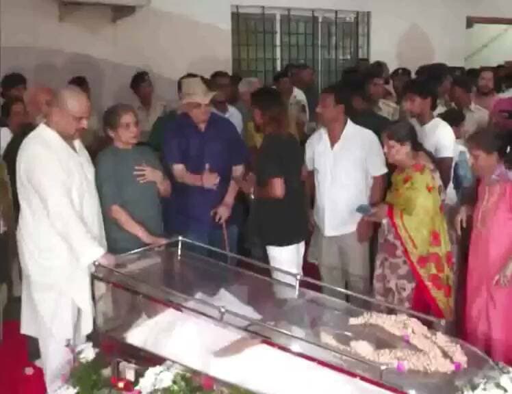 नाना पाटेकर के निधन से देशभर में शोक की लहर है. दिवंगत एक्टर का अंतिम संस्कार राजकीय सम्मान के साथ पुणे में उनके फार्महाउस के पास अंतिम संस्कार होगा. उन्हें अंतिम विदाई देने के लिए हज़ारों की संख्या में उनके प्रशंसक-रिश्तेदार पहुंच रहे हैं!
#NanaPatekar #LastRites #BollywoodActor
