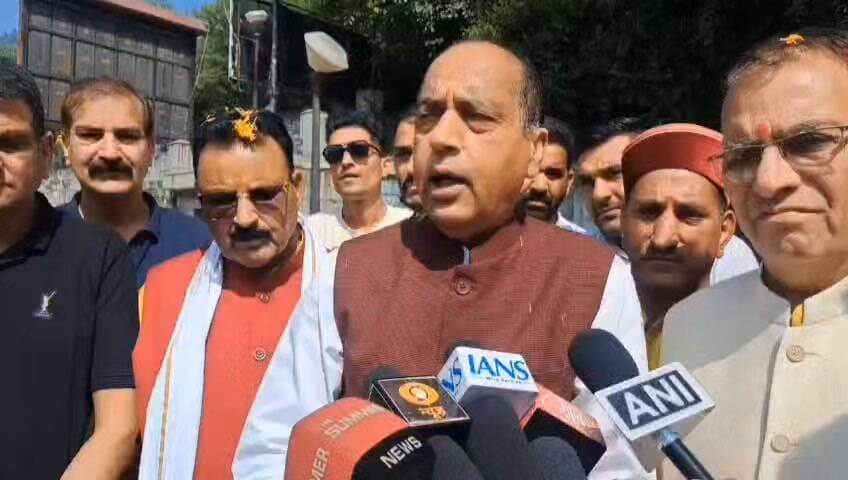 पूर्व मुख्यमंत्री एवं नेता प्रतिपक्ष जयराम ठाकुर ने प्रदेश की सुक्खू सरकार और कांग्रेस संगठन पर जोरदार हमला बोला है। मंडी प्रवास के दौरान मीडिया से बातचीत में जयराम ठाकुर ने कहा कि कांग्रेस पार्टी की अंदरूनी खींचतान और अंतर्कलह अब खुलकर सड़कों पर आ चुकी है।