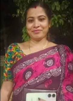 স্কুল ছুটির পর আর বাড়ি ফেরা হয়নি, উদয়পুরে নিখোঁজ মা ও ১১ বছরের মেয়ে
উদয়পুরের দাতারাম এলাকায় মা ও মেয়ের নিখোঁজের ঘটনায় পরিবারের মধ্যে উদ্বেগ তৈরি হয়েছে। নিখোঁজ দুজন হলেন দাতারাম এলাকার বাসিন্দা সমীর দাসের মেয়ে মাম্পি দাস (৩১) এবং তাঁর ১১ বছরের মেয়ে মাহি দাস।
পরিবারের সূত্রে জানা যায়, গতকাল মাহি চন্দ্রপুর কলোনির বিদ্যাযতি ইংলিশ মিডিয়াম স্কুলে গিয়েছিল। স্কুল ছুটির পর থেকে মা-মেয়ের আর কোনো সন্ধান পাওয়া যায়নি। বিভিন্ন জায়গায় খোঁজ করেও তাঁদের সন্ধান না মেলায় উদয়পুর মহিলা থানায় বিষয়টি জানানো হয়েছে।
পরিবারের দাবি, পুলিশ ঘটনার তদন্ত শুরু করেছে। পাশাপাশি বিষয়টি রেল কর্তৃপক্ষকেও জানানো হয়েছে। মাম্পির স্বামী কর্মসূত্রে বর্তমানে সৌদি আরবে রয়েছেন। মা-মেয়ের হঠাৎ নিখোঁজের ঘটনায় উদ্বিগ্ন পরিবারের সদস্যরা তাঁদের দ্রুত সন্ধানের আশায় রয়েছেন।
#উদয়পুর #দাতারাম #নিখোঁজ #ত্রিপুরা