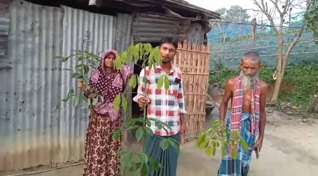 এ কেমন বিচার আজ মানুষ কোথায় গিয়ে পৌঁছেছে যাত্রাপুরে ৫৩টি রাবার গাছের চারা কেটে নষ্ট করার অভিযোগ, অজ্ঞাত দুষ্কৃতীদের বিরুদ্ধে ক্ষোভ
যাত্রাপুর থানা এলাকার বাঘাইয়াচর গ্রামে প্রতিহিংসার জেরে ৫৩টি রাবার গাছের চারা কেটে নষ্ট করার অভিযোগ উঠেছে অজ্ঞাত দুষ্কৃতীদের বিরুদ্ধে। অভিযোগ, বুধবার মধ্যরাতে ঘটনাটি ঘটে। সকালে বিষয়টি জানাজানি হতেই এলাকায় চাঞ্চল্য ছড়িয়ে পড়ে। ঘটনায় ক্ষতিগ্রস্ত পরিবারের পক্ষ থেকে দোষীদের শনাক্ত করে আইনানুগ ব্যবস্থা নেওয়ার দাবি জানানো হয়েছে।
#যাত্রাপুর #বাঘাইয়াচর #রাবারবাগান #ত্রিপুরা