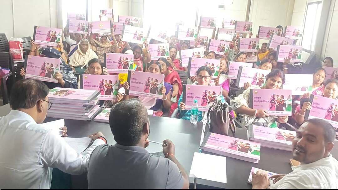 गर्भ से सुरक्षित प्रसव तक नहीं टूटेगा स्वास्थ्य सुरक्षा चक्र
हर गर्भवती, हर नवजात और हर योग्य दंपति की होगी पहचान और सतत निगरानी
एक महिला के लिए गर्भावस्था जीवन का ऐसा पड़ाव है, जब उसे सामान्य दिनों की तुलना में अतिरिक्त देखभाल, पोषण, जांच और भावनात्मक सहयोग की जरूरत होती है। यही जरूरत उस आशा कार्यकर्ता से सबसे पहले जुड़ती है, जो स्वास्थ्य केंद्र से पहले उसके घर तक पहुंचती है। वह गर्भवती महिला की स्थिति समझती है, परिवार को जरूरी सावधानियों के बारे में बताती है और समय पर जांच व सुरक्षित प्रसव के लिए लगातार प्रेरित करती है। इसी जमीनी भूमिका को मजबूत करते हुए किशनगंज में जिला प्रशासन और स्वास्थ्य विभाग ने मातृ एवं शिशु स्वास्थ्य की निगरानी को और व्यवस्थित करने की दिशा में कदम बढ़ाया है।जिला पदाधिकारी नवीन कुमार के निर्देश के आलोक में जिले में आशा कार्यकर्ताओं एवं एएनएम के लिए पांच प्रकार के रजिस्टरों के अद्यतन को लेकर कार्यशालाओं का आयोजन किया जा रहा है। कोचाधामन सामुदायिक स्वास्थ्य केंद्र में आयोजित कार्यशाला में नए गर्भवती माताओं, नवजात बच्चों और योग्य दंपतियों की पहचान कर उनका अद्यतन अभिलेख तैयार करने, संबंधित जानकारी को डिजिटल माध्यम से दर्ज करने तथा समय-समय पर उनकी निगरानी सुनिश्चित करने पर जोर दिया गया। इसका मूल उद्देश्य स्पष्ट है की एक भी गर्भवती महिला, एक भी योग्य दंपति और एक भी बच्चा स्वास्थ्य सेवाओं के सुरक्षा चक्र से बाहर न रहे।
रजिस्टर में दर्ज जानकारी बनेगी समय पर सेवा की आधारशिला स्वास्थ्य विभाग की यह पहल महज रजिस्टरों को भरने या आंकड़ों को अद्यतन करने तक सीमित नहीं है। प्रत्येक नई गर्भावस्था की समय पर पहचान होने से महिला को प्रसव पूर्व जांच, आवश्यक परामर्श, पोषण संबंधी जानकारी और संस्थागत प्रसव की तैयारी से जोड़ा जा सकता है। इसी तरह नवजात की पहचान समय पर होने से जन्म के बाद उसकी आवश्यक देखभाल और निर्धारित स्वास्थ्य सेवाओं की निगरानी आसान होती है। योग्य दंपतियों की पहचान से परिवार नियोजन की सेवाओं तक उनकी पहुंच सुनिश्चित करने में भी मदद मिलती है। जिला पदाधिकारी नवीन कुमार ने कहा कि मातृ एवं शिशु स्वास्थ्य के मामले में किसी भी स्तर पर छूट की गुंजाइश नहीं होनी चाहिए। प्रत्येक गर्भवती महिला तक समय पर स्वास्थ्य सेवा पहुंचे, उसका सुरक्षित प्रसव हो और मां एवं नवजात को आवश्यक देखभाल मिले, यह जिला प्रशासन की प्राथमिकता है। उन्होंने कहा कि “एक भी लाभार्थी छूटे नहीं और स्वास्थ्य सेवाओं की कोई कड़ी टूटे नहीं”—इसी उद्देश्य से जमीनी स्तर की निगरानी को मजबूत किया जा रहा है।
आशा समझती है गर्भवती महिला को कब चाहिए अतिरिक्त देखभाल
मातृ स्वास्थ्य की इस पूरी व्यवस्था में आशा कार्यकर्ताओं की भूमिका सबसे महत्वपूर्ण जमीनी कड़ियों में से एक है। गर्भवती महिला के घर तक नियमित पहुंच रखने वाली आशा यह समझती है कि गर्भावस्था में महिला को सामान्य समय से अधिक सावधानी और देखभाल की आवश्यकता होती है। रजिस्टर अद्यतन करते समय वह केवल नाम और विवरण दर्ज नहीं करती, बल्कि महिला और उसके परिवार को आवश्यक स्वास्थ्य सावधानियों, नियमित जांच, पौष्टिक आहार, संस्थागत प्रसव तथा समय पर स्वास्थ्य केंद्र पहुंचने के प्रति जागरूक भी करती है।किसी महिला की पहली बार गर्भावस्था की जानकारी मिलने से लेकर उसके सुरक्षित प्रसव तक आशा की भूमिका लगातार बनी रहती है। यही कारण है कि रजिस्टर में दर्ज एक सही और समय पर सूचना कई बार स्वास्थ्य सेवा की अगली कड़ी को सक्रिय करने का आधार बनती है। आशा की पहुंच घर तक और स्वास्थ्य विभाग की व्यवस्था अस्पताल तक इन दोनों के बीच मजबूत समन्वय ही सुरक्षित मातृत्व की सबसे बड़ी ताकत है।
सफल प्रसव के साथ गृह प्रसव मुक्त पंचायत की दिशा में बढ़ता जिला
सिविल सर्जन डॉ. राज कुमार चौधरी ने कहा कि सुरक्षित मातृत्व के लिए गर्भावस्था की शुरुआत से ही महिला की नियमित निगरानी जरूरी है। आशा एवं एएनएम के माध्यम से गर्भवती महिलाओं को समय पर स्वास्थ्य संस्थानों से जोड़ने और संस्थागत प्रसव के लिए जागरूक करने पर विशेष ध्यान दिया जा रहा है। उन्होंने कहा कि अद्यतन रजिस्टर स्वास्थ्य विभाग के लिए केवल अभिलेख नहीं, बल्कि यह जानने का माध्यम हैं कि कौन-सी महिला को कब और किस स्वास्थ्य सेवा की आवश्यकता है।जिले में गृह प्रसव मुक्त पंचायत के लक्ष्य को भी इसी व्यापक प्रयास से जोड़ा गया है। सुरक्षित प्रसव के लिए गर्भवती महिला की समय पर पहचान, प्रसव पूर्व जांच, जोखिम की पहचान और संस्थागत प्रसव के लिए परिवार को तैयार करना जरूरी है। इसके लिए आशा, एएनएम और स्वास्थ्य संस्थानों के बीच समन्वय को लगातार मजबूत किया जा रहा है।जिले में अब प्रयास यह है कि स्वास्थ्य व्यवस्था महिला के अस्पताल पहुंचने का इंतजार न करे, बल्कि गर्भावस्था की पहचान के साथ ही उसके घर तक पहुंचकर सुरक्षा का हाथ बढ़ाए। पांच रजिस्टरों का अद्यतन और डिजिटल निगरानी इसी सोच को जमीन पर उतारने की एक महत्वपूर्ण कड़ी है की ताकि गर्भ से लेकर सुरक्षित प्रसव और नवजात की देखभाल तक किसी भी स्तर पर कोई मां या बच्चा स्वास्थ्य व्यवस्था की नजर से ओझल न हो।