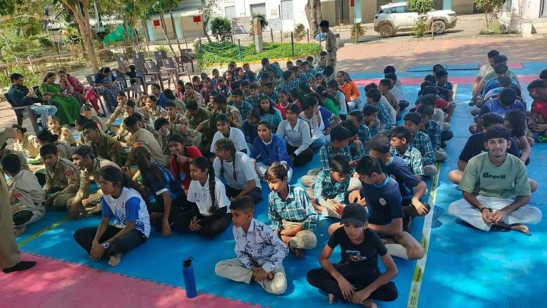 #सेवा_संकल्प_अभियान में विद्यार्थियों ने दिखाया खेल कौशल
उज्जैन, 8 अक्टूबर। सेवा संकल्प अभियान के तहत तराना विकासखंड के विभिन्न विद्यालयों में खेल एवं युवा कल्याण विभाग तथा शिक्षा विभाग के संयुक्त तत्वावधान में खेल गतिविधियों एवं प्रतियोगिताओं का आयोजन किया गया। जिला कलेक्टर के निर्देश एवं जिला खेल एवं युवा कल्याण अधिकारी श्री विजेंद्र देवड़ा के मार्गदर्शन में आयोजित कार्यक्रमों का उद्देश्य विद्यार्थियों में खेल भावना, अनुशासन, टीम भावना एवं स्वस्थ जीवनशैली को बढ़ावा देना रहा।
सांदीपनि उत्कृष्ट उच्चतर माध्यमिक विद्यालय, तराना में बालक एवं बालिका वर्ग की कबड्डी प्रतियोगिता आयोजित हुई। विद्यार्थियों ने उत्साह के साथ प्रतियोगिता में भाग लिया। प्रतियोगिता के बाद विजेता एवं प्रतिभागी खिलाड़ियों को पुरस्कार देकर सम्मानित किया गया। कार्यक्रम की अध्यक्षता प्राचार्य श्री विजय सिंह चौहान ने की। इस दौरान खेल एवं युवा कल्याण विभाग की युवा समन्वयक सुश्री शानू मकवाना, विकासखंड क्रीड़ा प्रभारी श्री अबरार खान सहित शिक्षक, जनप्रतिनिधि एवं विद्यार्थी मौजूद रहे।
कार्यक्रम के दौरान विद्यालय परिसर में स्वच्छता अभियान भी चलाया गया। अतिथियों, शिक्षकों, विद्यार्थियों एवं एनसीसी कैडेट्स ने परिसर की साफ-सफाई की तथा विद्यालय के सफाईकर्मियों का स्वागत एवं सम्मान किया।
इसी क्रम में अभिज्ञान हाई स्कूल तराना, एकीकृत शासकीय हाई स्कूल तिलावद तथा शासकीय हाई स्कूल खामली में भी विभिन्न मनोरंजक खेल गतिविधियां आयोजित की गईं। खामली विद्यालय में मनोरंजक खेलों के साथ एथलेटिक्स प्रतियोगिता भी हुई, जिसमें विद्यार्थियों ने विभिन्न स्पर्धाओं में उत्साहपूर्वक भाग लिया।
खेल गतिविधियों के दौरान विद्यालयों के प्राचार्य, शिक्षक एवं खेल प्रशिक्षकों का विशेष सहयोग रहा। युवा समन्वयक सुश्री शानू मकवाना ने बताया कि सेवा संकल्प अभियान के अंतर्गत विद्यार्थियों को खेलों से जोड़ने के साथ उनमें स्वस्थ प्रतिस्पर्धा, अनुशासन, सहयोग एवं नेतृत्व की भावना विकसित करने के लिए विद्यालय स्तर पर निरंतर खेल गतिविधियां आयोजित की जा रही हैं।
Jansampark Madhya Pradesh
CM Madhya Pradesh
Department of Sports & Youth Welfare, Madhya Pradesh
Panchayat, Rural Development and Social Welfare Department of Madhya Pradesh