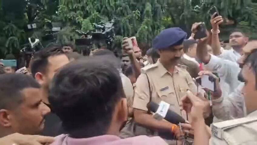 तेजस्वी यादव ने कहा SDPO से कहां ले चलोगी ले चलो.! पटना में विपक्ष मुख्य चुनाव आयुक्त ज्ञानेश कुमार के खिलाफ जोरदार हंगामा