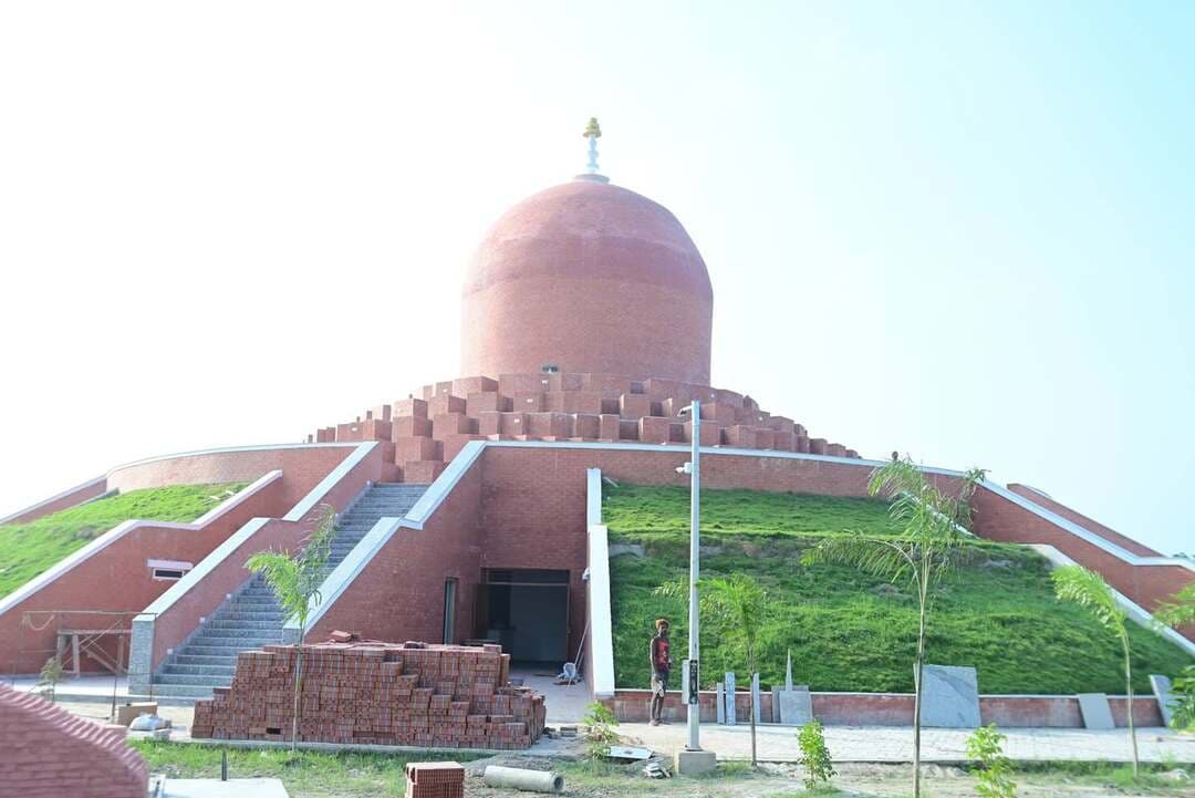 जिलाधिकारी ने किया केसरिया स्तूप के पास नव निर्मित टूरिस्ट फेसिलिटी सेंटर का निरीक्षण
Tourist Facility Center – एक नई पर्यटन सुविधा तैयार।
यहाँ 7D थिएटर के साथ 25 आरामदायक कुर्सियाँ हैं, जहाँ पर्यटक बौद्ध स्थलों का शानदार अनुभव ले सकेंगे। हर शो की अवधि 10 मिनट की होगी।
चारों तरफ खुला ग्राउंड और सुंदर लुक के साथ टेरेस फ्लोर पर 104 बुद्ध प्रतिमाएँ लगाई जाएँगी, जो ऊपर से देखने वालों के लिए एक भव्य प्रदर्शनी का रूप लेंगी। साथ ही 8 महत्वपूर्ण बौद्ध स्थलों की रेप्लिका भी बनाई गई हैं:
* विक्रमशिला खंडहर, भागलपुर
* लोरिया लैंडन
* नालंदा खंडहर, नालंदा
* अशोक स्तंभ, वैशाली
* विश्व शांति स्तूप, राजगीर
* डुंगेश्वरी मंदिर
* महाबोधि मंदिर, बोधगया
* गुप्ता हिल्स
निर्माण लगभग पूरा हो चुका है। एक सप्ताह में हैंडओवर भी हो जाएगा। बाहर से और अंदर से दोनों तरफ से बहुत खूबसूरत लग रहा है – पर्यटकों के लिए बेहतरीन जगह बनेगी। मौके पर साइट इंजीनियर: सफीउर रहमान मौजूद थें।
Information & Public Relations Department, Government of Bihar