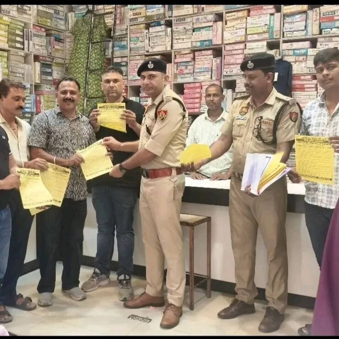 राष्ट्रीय साइबर सुरक्षा माह के तहत जिला पुलिस का विशेष जागरूकता अभियान, बस स्टैंड व मीना मार्केट में लोगों को साइबर ठगी से बचाव के उपाय बताए।थाना साइबर अपराध प्रभारी निरीक्षक रविंद्र ने पंपलेट बांटकर किया जागरूक,ऑनलाइन लेनदेन में सावधानी बरतने व ओटीपी,यूपीआई पिन साझा न करने की अपील।
