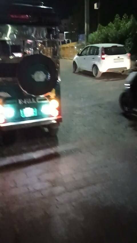 *जोधपुर में ई-रिक्शा चालकों की मनमानी, 3 सवारी की जगह 12 सवारियां ठूंस-ठूंस कर भर रहे हैं - जागरूक नागरिक ने बनाया वीडियो*
जोधपुर में ई-रिक्शा चालकों द्वारा सवारियों की जान के साथ खुलेआम खिलवाड़ का एक वीडियो एक जागरूक नागरिक द्वारा बनाया गया है।
वीडियो में साफ दिख रहा है कि के.एन. कॉलेज से पावटा रोड तक एक ई-रिक्शा में 12 सवारियों को भेड़-बकरियों की तरह भरकर लाया जा रहा था। 70 रुपये के लालच में एक ही रिक्शा में तीन टेंपो की सवारियां भरकर लाई जा रही हैं, जबकि नियमतः 3 से 4 सवारी ही अनुमत है।
वीडियो बना रहे नागरिक ने जब टोका तो चालक उल्टा बहस करने लगा और खुलेआम चुनौती देने लगा।
स्थानीय लोगों का कहना है कि इस तरह ओवरलोड से हादसे का खतरा बना रहता है। अगर शाम के समय भीड़ में रिक्शा पलट गया तो जिम्मेदार कौन होगा?