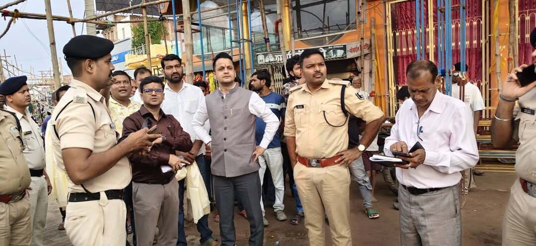 दुर्गा पूजा को लेकर डीएम-एसएसपी ने किया स्थलीय निरीक्षण
पूजा स्थलों, जुलूस मार्ग, रावण दहन एवं विसर्जन स्थल पर सुरक्षा, भीड़ प्रबंधन और यातायात व्यवस्था को लेकर दिए आवश्यक निर्देश
~~~~~~~~~~~~मधुबनी
दुर्गा पूजा के अवसर पर जिले में शांतिपूर्ण, सौहार्दपूर्ण एवं सुरक्षित वातावरण बनाए रखने तथा विधि-व्यवस्था के सुचारु संधारण को लेकर जिला प्रशासन पूरी तरह सजग है। इसी क्रम में जिला पदाधिकारी श्री आनंद शर्मा एवं वरीय पुलिस अधीक्षक श्री योगेंद्र कुमार ने अधिकारियों की टीम के साथ विभिन्न पूजा स्थलों, जुलूस मार्ग, रावण दहन स्थल एवं विसर्जन स्थल का स्थलीय निरीक्षण कर सुरक्षा एवं भीड़ प्रबंधन की तैयारियों का जायजा लिया।
अधिकारीद्वय ने सदर अनुमंडल अंतर्गत शंभुआर स्थित रावण दहन स्थल का निरीक्षण किया। इस दौरान उन्होंने एंट्री एवं एग्जिट प्वाइंट, श्रद्धालुओं की आवाजाही, भीड़ नियंत्रण तथा विधि-व्यवस्था के दृष्टिकोण से आवश्यक तैयारियों की जानकारी ली। जिलाधिकारी ने अधिकारियों को निर्देश दिया कि रावण दहन कार्यक्रम के दौरान भीड़ के सुरक्षित आवागमन तथा आपात स्थिति में त्वरित कार्रवाई के लिए सभी आवश्यक व्यवस्थाएं पूर्व से सुनिश्चित रहें।
इसके पश्चात जिलाधिकारी ने कोतवाली चौक स्थित दुर्गा मंदिर एवं सप्ता का निरीक्षण कर भीड़ प्रबंधन तथा यातायात व्यवस्था का जायजा लिया। उन्होंने श्रद्धालुओं की सुविधा एवं सुगम आवागमन के लिए आवश्यक स्थानों पर बैरिकेडिंग, यातायात नियंत्रण एवं पर्याप्त पुलिस बल की प्रतिनियुक्ति सुनिश्चित करने के निर्देश दिए।
निरीक्षण के क्रम में गंगासागर घाट स्थित विसर्जन स्थल का भी जायजा लिया गया। जिलाधिकारी ने वहां पर्याप्त लाइटिंग, पब्लिक एड्रेस सिस्टम, आवश्यकता के अनुसार सीसीटीवी कैमरों तथा अन्य सुरक्षा एवं एहतियाती व्यवस्थाओं को सुनिश्चित करने का निर्देश दिया।
जिलाधिकारी ने कहा कि दुर्गा पूजा के दौरान श्रद्धालुओं की सुरक्षा, सुगम यातायात एवं विधि-व्यवस्था संधारण जिला प्रशासन की सर्वोच्च प्राथमिकता है। अधिकारियों को आपसी समन्वय के साथ पूरी सतर्कता बरतते हुए सभी व्यवस्थाएं समय से पूर्ण करने का निर्देश दिया गया।
#MadhubaniFirst