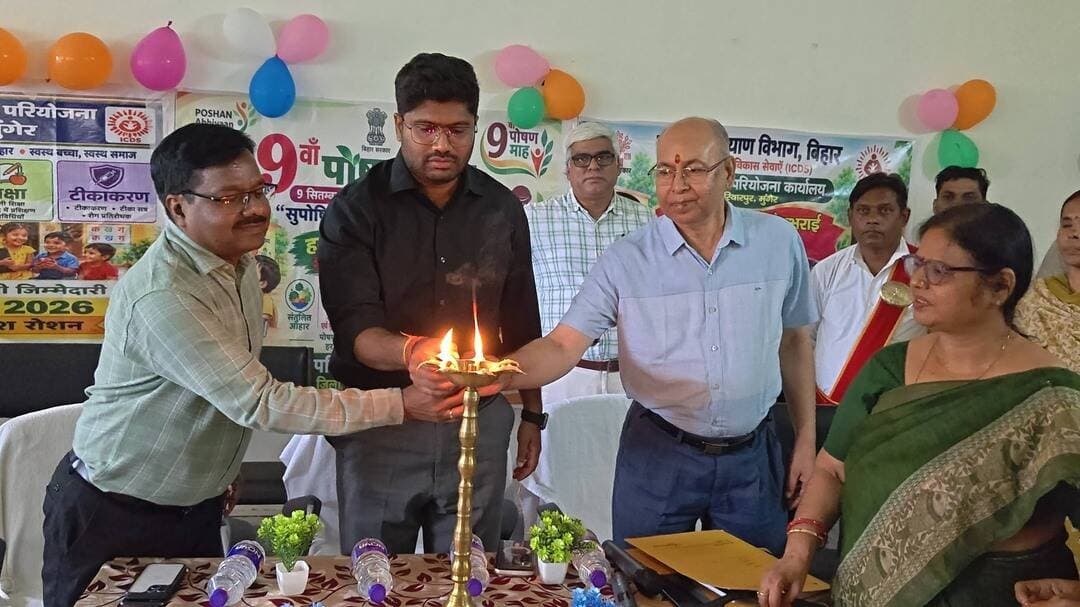 पोषण माह के समापन अवसर पर आज जिला प्रोग्राम कार्यालय, मुंगेर द्वारा संग्रहालय परिसर में पोषण मेला एवं पोषण रेसिपी व्यंजन प्रदर्शनी का आयोजन किया गया। कार्यक्रम का उद्घाटन जिलाधिकारी निखिल धनराज निप्पाणीकर ने दीप प्रज्जवलित किया। इस अवसर पर जिले की सभी बाल विकास परियोजनाओं की आंगनबाड़ी सेविकाओं द्वारा स्थानीय एवं पौष्टिक (श्री अन्न) खाद्य पदार्थों से तैयार विभिन्न पोषण रेसिपी एवं व्यंजनों का प्रदर्शन किया गया। कार्यक्रम में उप विकास आयुक्त अजित कुमार सिंह, सिविल सर्जन डॉ. राजू, जिला प्रोग्राम पदाधिकारी श्रीमती रश्मि सिन्हा, सभी बाल विकास परियोजना पदाधिकारी, जिला समन्वयक, महिला पर्यवेक्षिका एवं आंगनबाड़ी सेविकाएं उपस्थित रहीं। कार्यक्रम के दौरान आईटीसी, मुंगेर के सहयोग से आकर्षक रंगोली भी बनाई गई।
इस अवसर पर पोषण के महत्व, संतुलित आहार, स्थानीय एवं पौष्टिक (श्री अन्न) खाद्य पदार्थों के उपयोग तथा स्वस्थ जीवनशैली के प्रति लोगों को जागरूक किया गया। आंगनबाड़ी सेविकाओं द्वारा तैयार विभिन्न पोषण रेसिपी व्यंजनों का प्रदर्शन करते हुए उनके पोषण संबंधी महत्व की जानकारी दी गई।
जिलाधिकारी ने दैनिक जीवन के खान-पान में श्री अन्न सहित स्थानीय एवं पौष्टिक खाद्य पदार्थों को शामिल करने की सलाह दी। उन्होंने कहा कि श्री अन्न स्वास्थ्य के दृष्टिकोण से अत्यंत ही महत्वपूर्ण खाद्य पदार्थ है, जिसे हम सभी को अपने जीवन में शामिल करना चाहिए। मौके पर PMMVY, MKUY एवं पोषण अभियान में उत्कृष्ट कार्य करने वाली परियोजनाओं के आंगनबाड़ी सेविकाओं तथा संबंधित पदाधिकारियों को प्रशस्ति पत्र एवं शील्ड प्रदान कर सम्मानित किया गया। कार्यक्रम के माध्यम से “कुपोषण मुक्त मुंगेर” के संकल्प को मजबूत करते हुए मातृ एवं शिशु स्वास्थ्य तथा पोषण के प्रति जन-जागरूकता बढ़ाने का संदेश दिया गया।
#BiharGovernment
#CMSamrat
#samratchoudhary
#samratforbihar