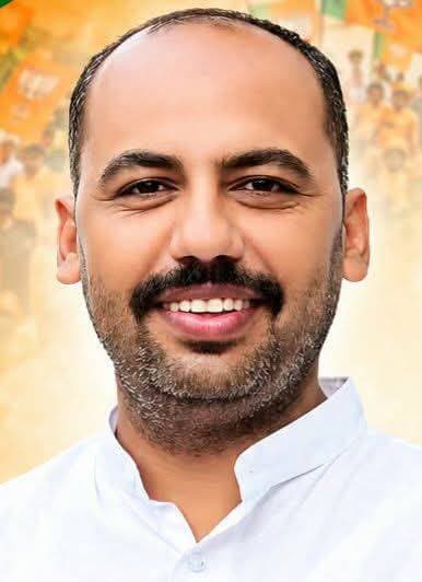 पंचायत चुनाव 2026: भाजपा ने हनुमानगढ़ जिला चुनाव प्रबंधन समिति की घोषणा की, कुलदीप सहू बने सह-संयोजक
नोहर 8 अक्टूबर। पंचायत राज चुनाव 2026 को लेकर भारतीय जनता पार्टी राजस्थान ने हनुमानगढ़ जिले के लिए जिला चुनाव प्रबंधन समिति का गठन किया है। पार्टी की ओर से जारी सूची में नोहर देहात के पूर्व अध्यक्ष कुलदीप सहू को जिला चुनाव प्रबंधन समिति में सह-संयोजक की जिम्मेदारी सौंपी गई है।
भाजपा प्रदेश नेतृत्व की ओर से जारी सूची के अनुसार आशीष पारीक को जिला संयोजक बनाया गया है, जबकि कुलदीप सहू को सह-संयोजक की जिम्मेदारी दी गई है। समिति में पंचायत राज चुनाव के संचालन के लिए अलग-अलग विभागों में पदाधिकारियों और वरिष्ठ कार्यकर्ताओं को जिम्मेदारियां सौंपी गई हैं।
जिला चुनाव प्रबंधन समिति के अंतर्गत चुनाव कार्यालय, संवाद केंद्र, प्रोटोकॉल/अतिथि, प्रशासनिक कार्य एवं चुनाव आयोग से संपर्क, प्रचार सामग्री एवं साहित्य निर्माण, प्रचार सामग्री एवं साहित्य वितरण, घोषणा पत्र तथा प्रवास एवं सभाओं सहित विभिन्न विभाग बनाए गए हैं। कुलदीप सहू को मिली जिम्मेदारी के बाद उनके समर्थकों और भाजपा कार्यकर्ताओं ने उन्हें बधाई देते हुए आगामी पंचायत चुनाव में संगठन को मजबूती मिलने की बात कही है। विदित रहे कि निकाय चुनाव में भी कुलदीप सहु पार्टी द्वारा अहम जिम्मेदारी दी गई थी जिसे उन्होंने बखूबी रूप से निभाया था।