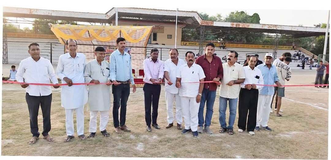 बिहानी स्टेडियम में जिला स्तरीय फुटबॉल प्रतियोगिता शुरू
नोहर के कण कण में फुटबॉल छोटु सेवग
नोहर 8 अक्टूबर स्थानीय बिहानी स्टेडियम में गुरुवार को जिला स्तरीय सीनियर पुरुष फुटबॉल प्रतियोगिता का शुभारंभ हुआ। उद्घाटन समारोह की अध्यक्षता पंजाब नेशनल बैंक के मुख्य प्रबंधक प्रमोद कुमार ने की, जबकि भाजपा जिला उपाध्यक्ष छोटूलाल सेवग मुख्य अतिथि के रूप में उपस्थित रहे। समारोह में पत्रकार सुमनलाल ओझा, प्रोफेसर डॉ. रामपाल सिंह, किरयाना व्यापार संघ कू अध्यक्ष पवन कंदोई,रामकुमार सैनी, अंतरराष्ट्रीय फुटबॉल खिलाड़ी रहे विजयकिशोर माहिया, वरिष्ठ फुटबॉल खिलाड़ी रतन अरोड़ा , कोच जुल्फिकार पठान विशिष्ट अतिथि के रूप में मौजूद रहे। इस अवसर पर छोटू सेवग ने कहा की नोहर की कण -कण में फुटबॉल रचा और बसा है यहां के फुटबॉल खिलाड़ियों ने अपने खेल को कौशल के दम पर नोहर को राष्ट्रीय वअंतरराष्ट्रीय स्तर पर पहचान दिलाई है। प्रतियोगिता का उद्घाटन मुकाबला मारवाड़ फुटबॉल क्लब और किकराली की टीम के बीच खेला गया। रोमांचक मुकाबले में किकराली की टीम ने शानदार प्रदर्शन करते हुए मारवाड़ फुटबॉल क्लब को 1-0 से पराजित कर जीत के साथ प्रतियोगिता में आगाज किया। इस अवसर पर सुमनलाल ओझा ने अपने पिता रामकुमार ओझा की स्मृति में जिला स्तरीय सीनियर पुरुष फुटबॉल प्रतियोगिता की विजेता और उपविजेता टीम को प्रतिवर्ष ट्रॉफी प्रदान करने की घोषणा की। जिला फुटबॉल संघ हनुमानगढ़ के सचिव शशिकांत शर्मा ने बताया कि इस प्रतियोगिता के माध्यम से जिला फुटबॉल संघ हनुमानगढ़ की 18 सदस्यीय टीम का चयन किया जाएगा। चयनित टीम 22 अक्टूबर से माउंट आबू में आयोजित होने वाली राजस्थान स्टेट सीनियर पुरुष फुटबॉल चैंपियनशिप में जिले का प्रतिनिधित्व करेगी।इस दौरान जयकिशन वर्मा, प्रयाग सिंह, अल्ताफ खान, शहजाद खान, नदीम कोच सहित खेलप्रेमी एवं फुटबॉल से जुड़े अन्य लोग उपस्थित रहे।