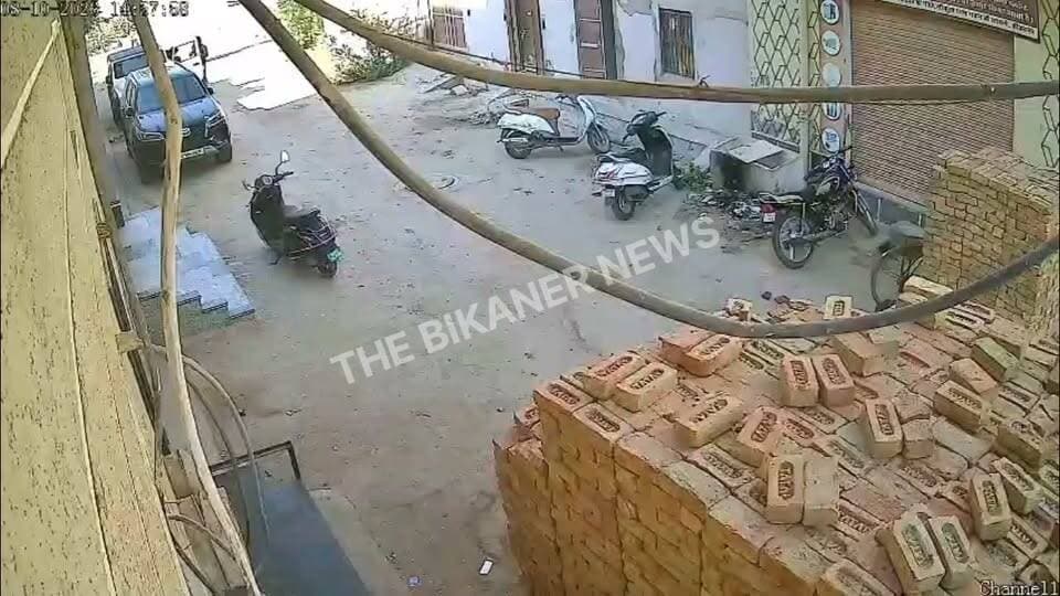 बंगला नगर में फायरिंग होने की सूचना से इलाके में हड़कंप मच गया। घटना सीसीटीवी कैमरे में कैद होने की जानकारी सामने आई है।
सूचना मिलते ही नयाशहर थाना और मुक्ता प्रसाद थाना पुलिस मौके पर पहुंची और मामले की जांच शुरू कर दी। पुलिस आसपास लगे अन्य सीसीटीवी कैमरों की फुटेज भी खंगाल रही है।
प्रारंभिक जानकारी के अनुसार, एक पक्ष की ओर से फायरिंग किए जाने की बात सामने आई है, जबकि दूसरे पक्ष ने ईंट और लोहे के सरियों से हमला किया।
फिलहाल पुलिस पूरे घटनाक्रम की जांच कर रही है। फायरिंग की पुष्टि और घटना के कारणों को लेकर पुलिस की जांच जारी है।