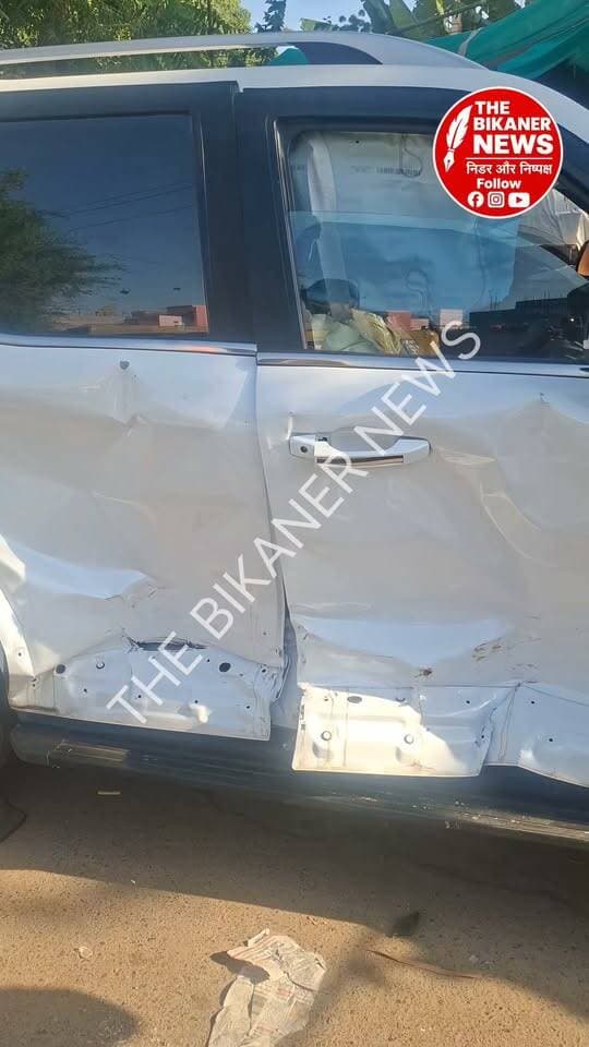 दिनदहाड़े सरेआम बीच सड़क पर फैलाई दहशत!
नयाशहर थाना क्षेत्र में परशुराम द्वार के पास एक कैंपर गाड़ी ने बिना नंबर की स्कॉर्पियो को एक के बाद एक कई जोरदार टक्करें मारीं।
इस घटना से मौके पर एकबारगी भारी हड़कंप मच गया और दहशत का माहौल बन गया। घटना के तुरंत बाद स्थानीय लोगों की भारी भीड़ जमा हो गई।सूचना मिलते ही पुलिस तुरंत मौके पर पहुंच गई है। फिलहाल पुलिस मामले की गंभीरता से जांच पड़ताल कर रही है कि आखिर इस विवाद और सरेआम गुंडागर्दी की असली वजह क्या है।
#Bikaner #BikanerNews #Nayashahar #RajasthanPolice #BikanerUpdates #CrimeNews #BreakingNews
Bikaner Police Mridul Kachawa IPS