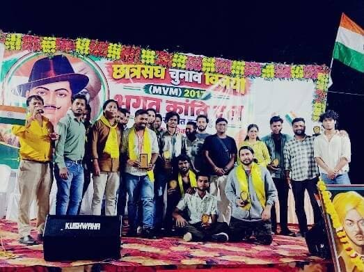 विगत वर्षो की भांति इस वर्ष भी छात्रसंघ चुनाव विजयी ( 2017) Bभगत Kक्रांति Dदल द्वारा युवा क्रान्तिकारी शहीद ए आज़म भगत सिंह की जयंती हर्षोल्लास के साथ मनाई गई जिसमें ओपन माइक का आयोजन किया गया एवं भोपाल के युवा कलाकारों ने अपने उत्कृष्ट प्रदर्शन से सभी को मंत्रमुग्ध कर दिया
संस्थापक, अध्यक्ष :- लोकेन्द्र रोहित