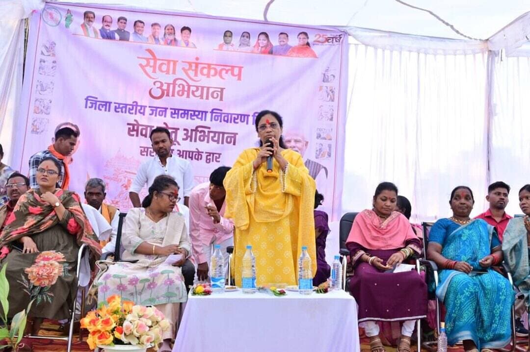 ग्राम शामपुर, विकासखंड माकड़ी, जिला कोण्डागांव में आयोजित सेवा सेतु अभियान के जिला स्तरीय जनसमस्या निवारण शिविर में बस्तर विकास प्राधिकरण की उपाध्यक्ष एवं कोंडागांव विधायक सुश्री लता उसेंडी मुख्य अतिथि के रूप में शामिल हुईं। जिला पंचायत अध्यक्ष श्रीमती रीता शोरी सहित जनप्रतिनिधियों की उपस्थिति में आयोजित शिविर में 400 से अधिक हितग्राहियों को शासन की विभिन्न योजनाओं एवं सेवाओं का लाभ मिला।
विभिन्न विभागों द्वारा हितग्राहियों को प्रमाण-पत्र, सामग्री एवं सहायता उपकरण वितरित किए गए।
#सेवा_संकल्प_अभियान #सेवा_सेतु #कोंडागांव